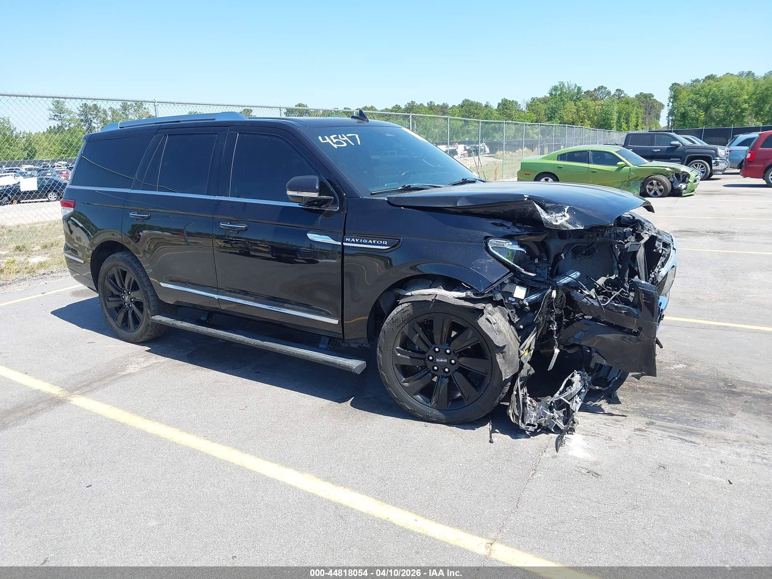 2022 Lincoln Navigator Reserve, VIN 5LMJJ2LTXNEL01395 — Front end