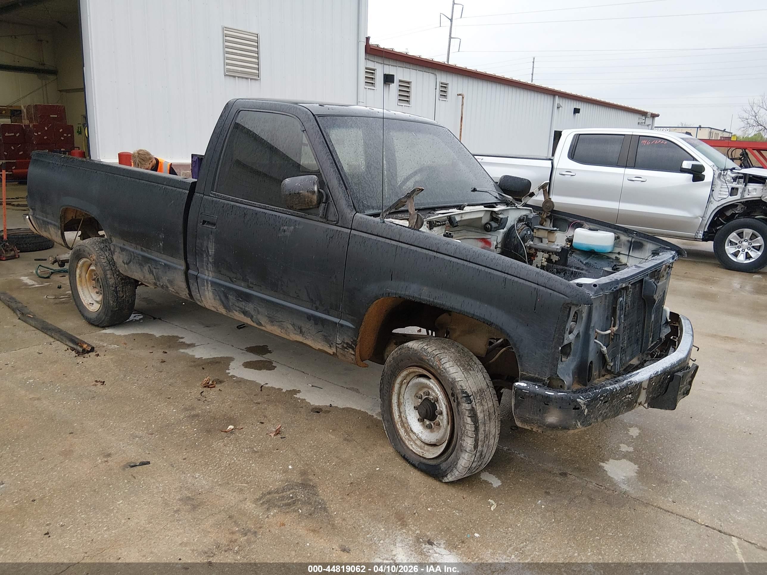 1991 Chevrolet Silverado 2500, VIN 1GCGC24KXME132768 — Front end