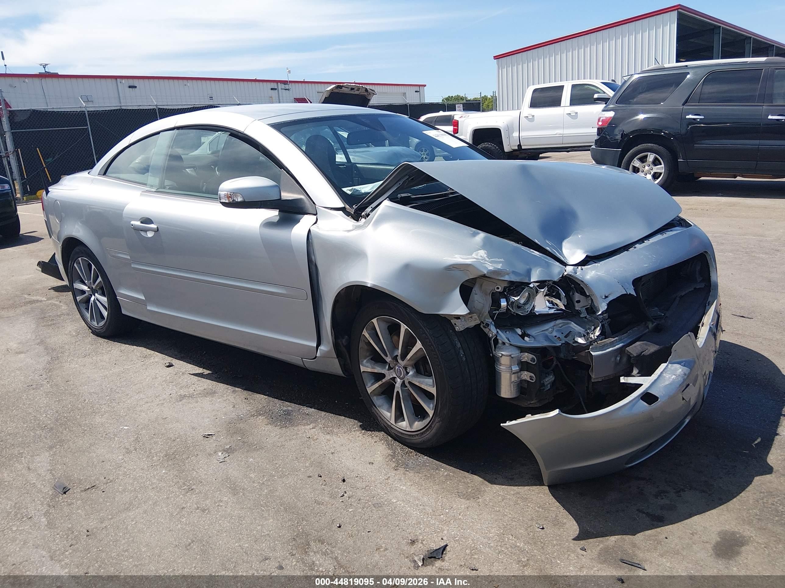 2010 Volvo C70, VIN YV1672MC1AJ092022 — Front end