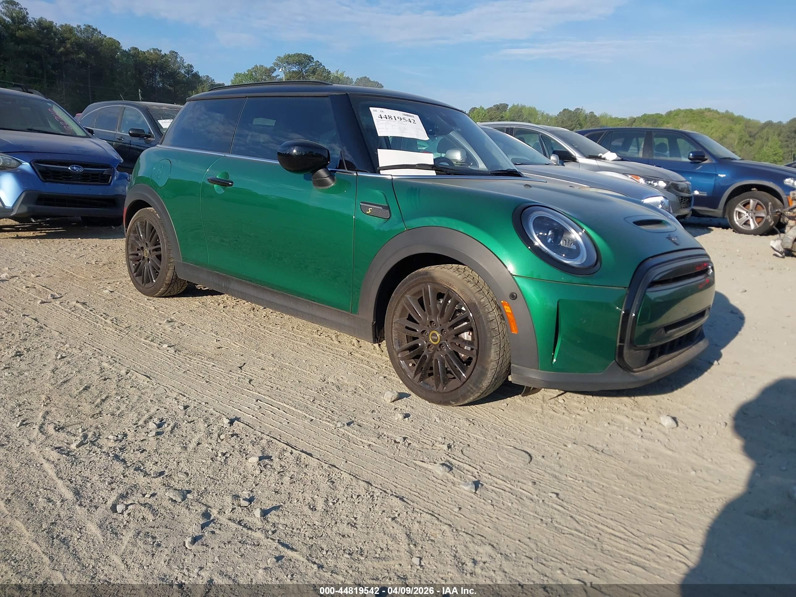 2022 MINI Hardtop Cooper SE, VIN WMW13DJ07N2R54755 — Зад