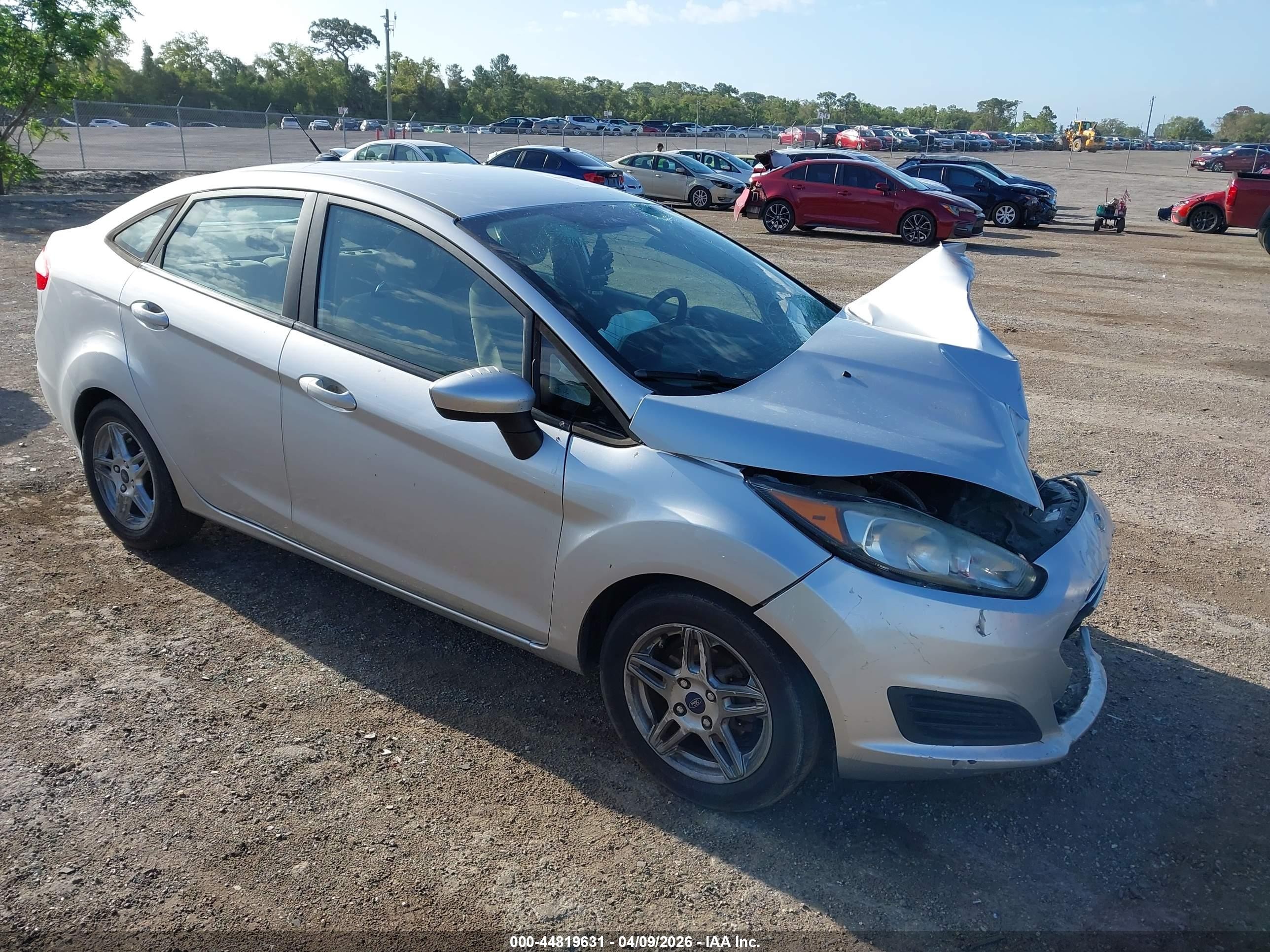 2019 Ford Fiesta SE, VIN 3FADP4BJ1KM145371 — Front end