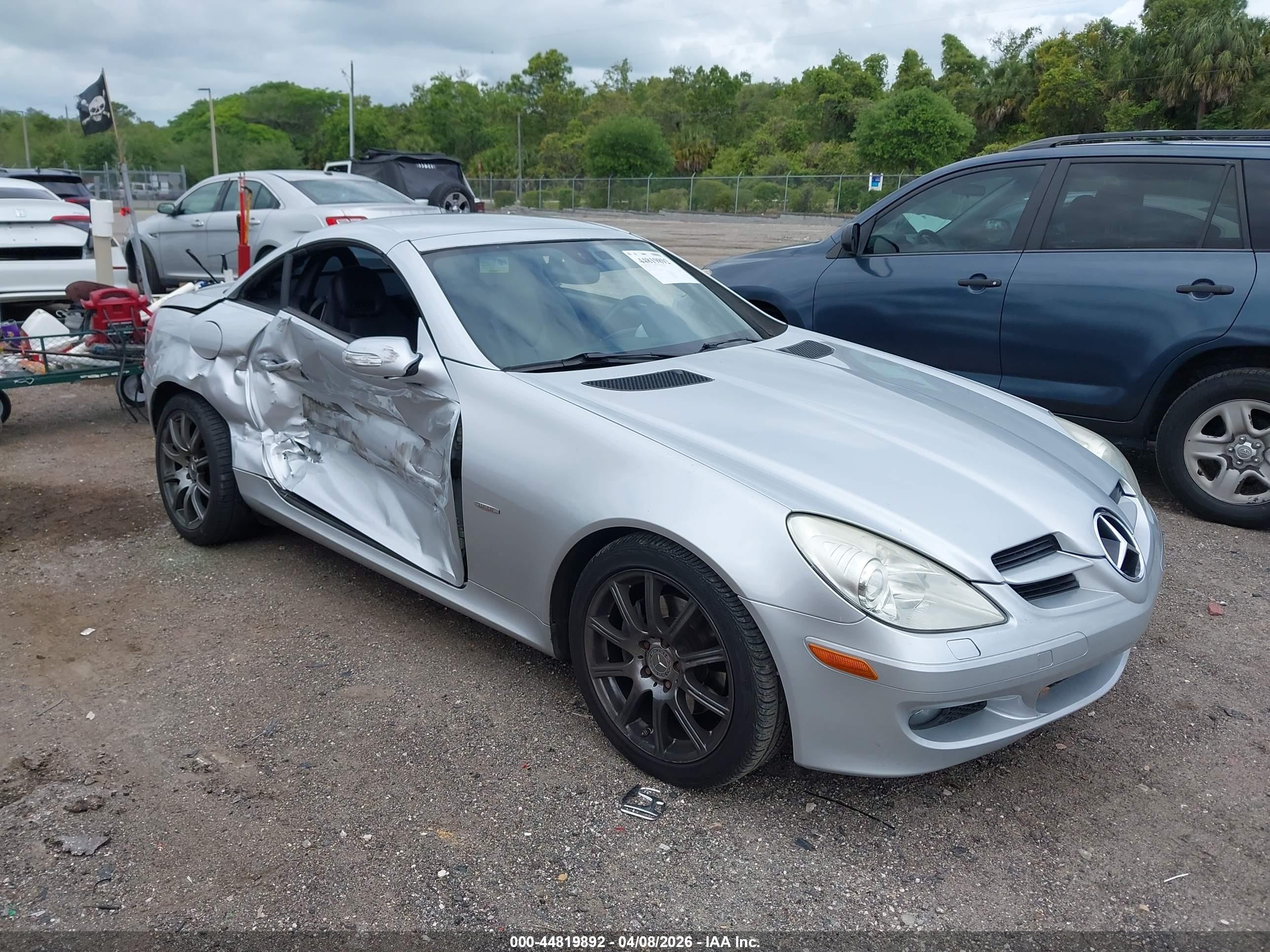 2008 Mercedes-Benz SLK 280, VIN WDBWK54F78F184215 — Side