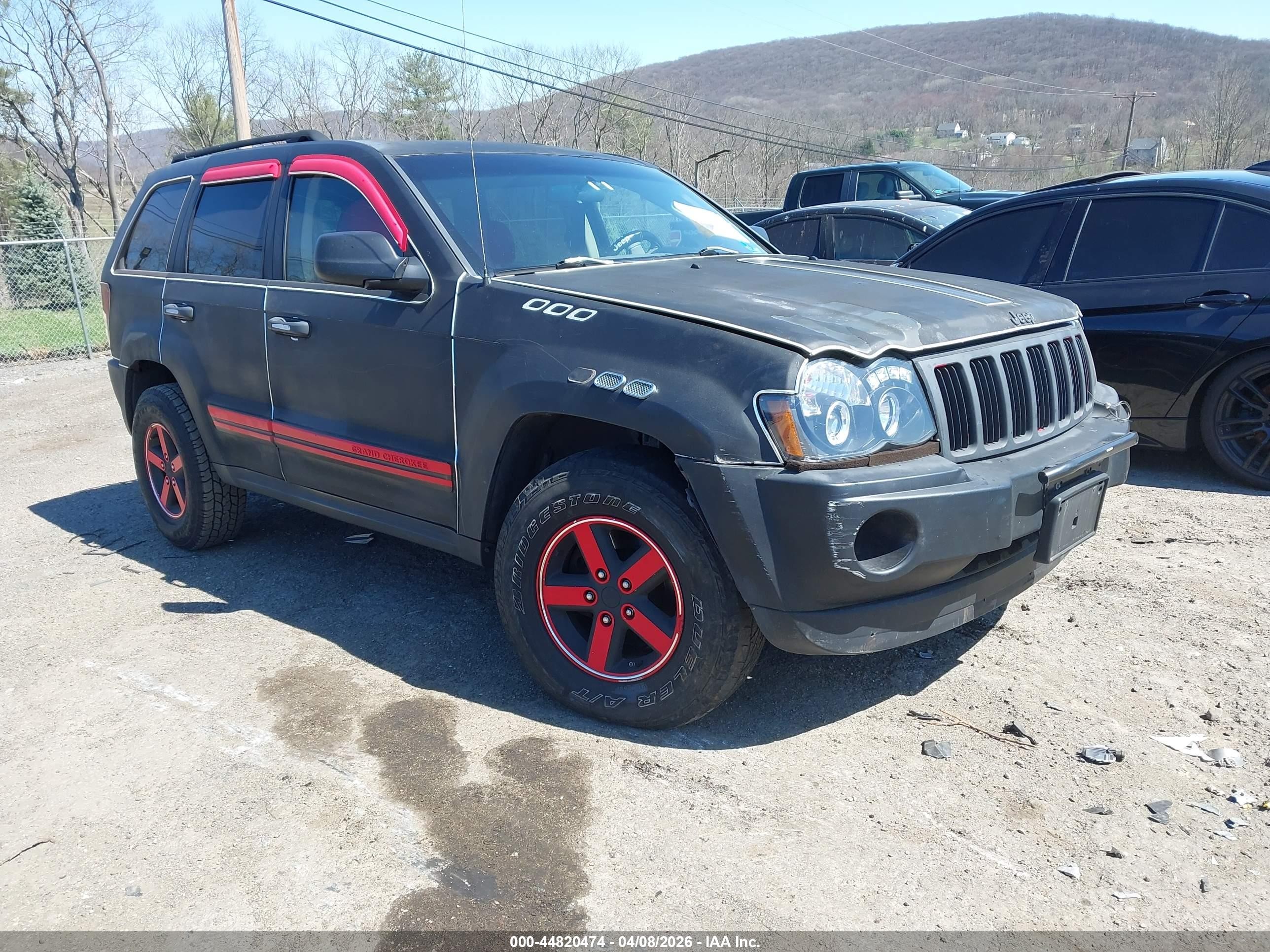 2005 Jeep Grand Cherokee Laredo, VIN 1J4GR48K65C667298 — Side