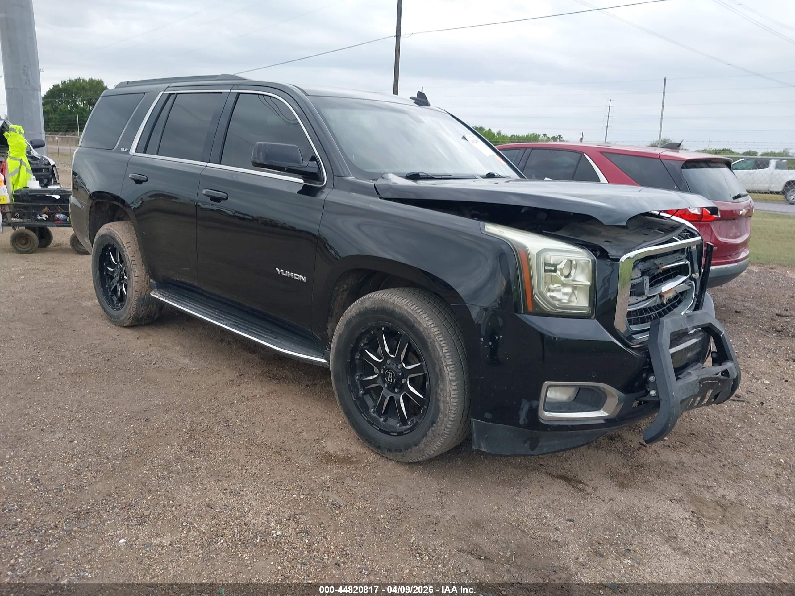 2018 GMC Yukon SLE, VIN 1GKS1AKC0JR302330 — Перед