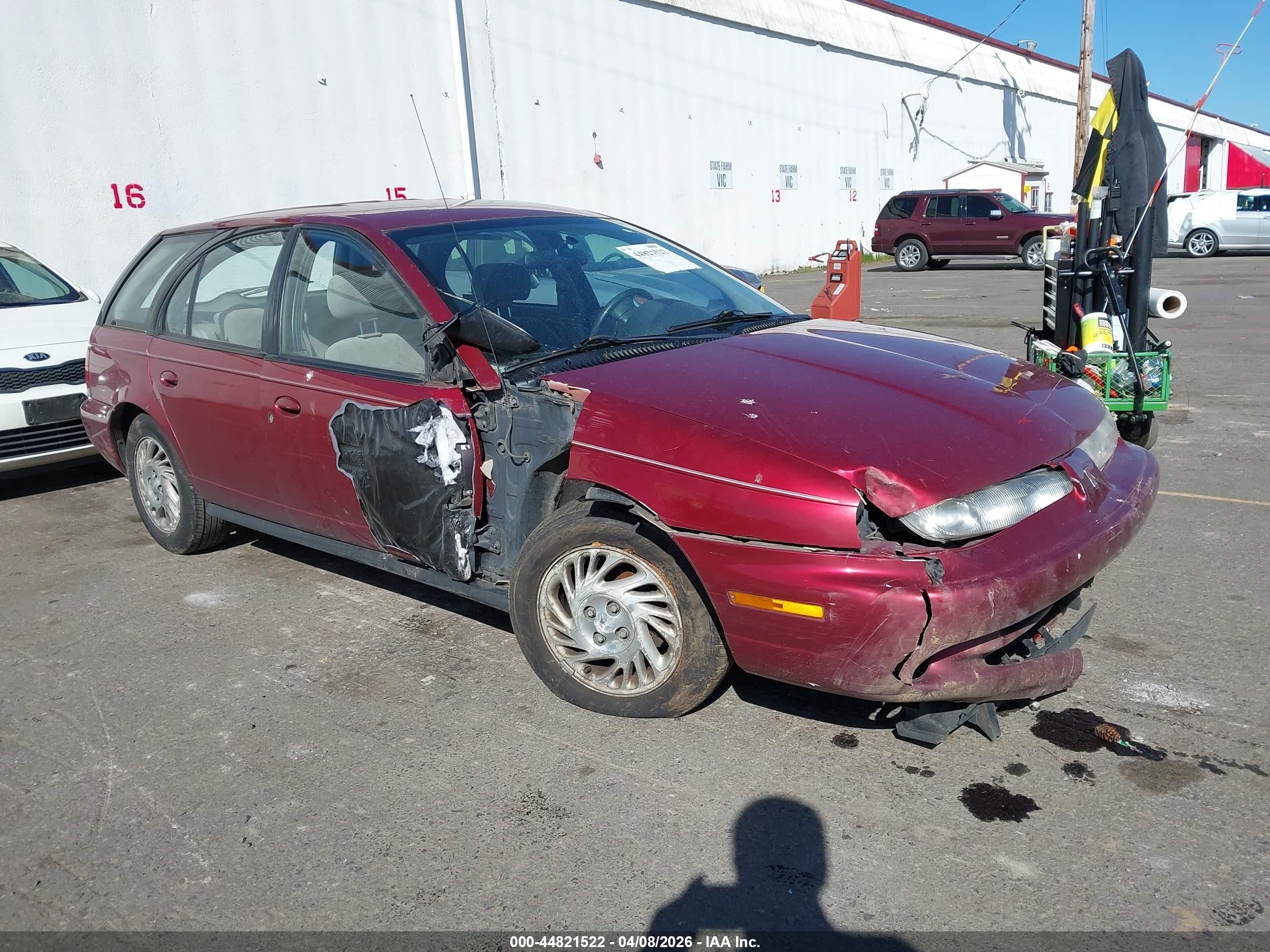 1998 Saturn SW, VIN 1G8ZK8270WZ117179 — Front end