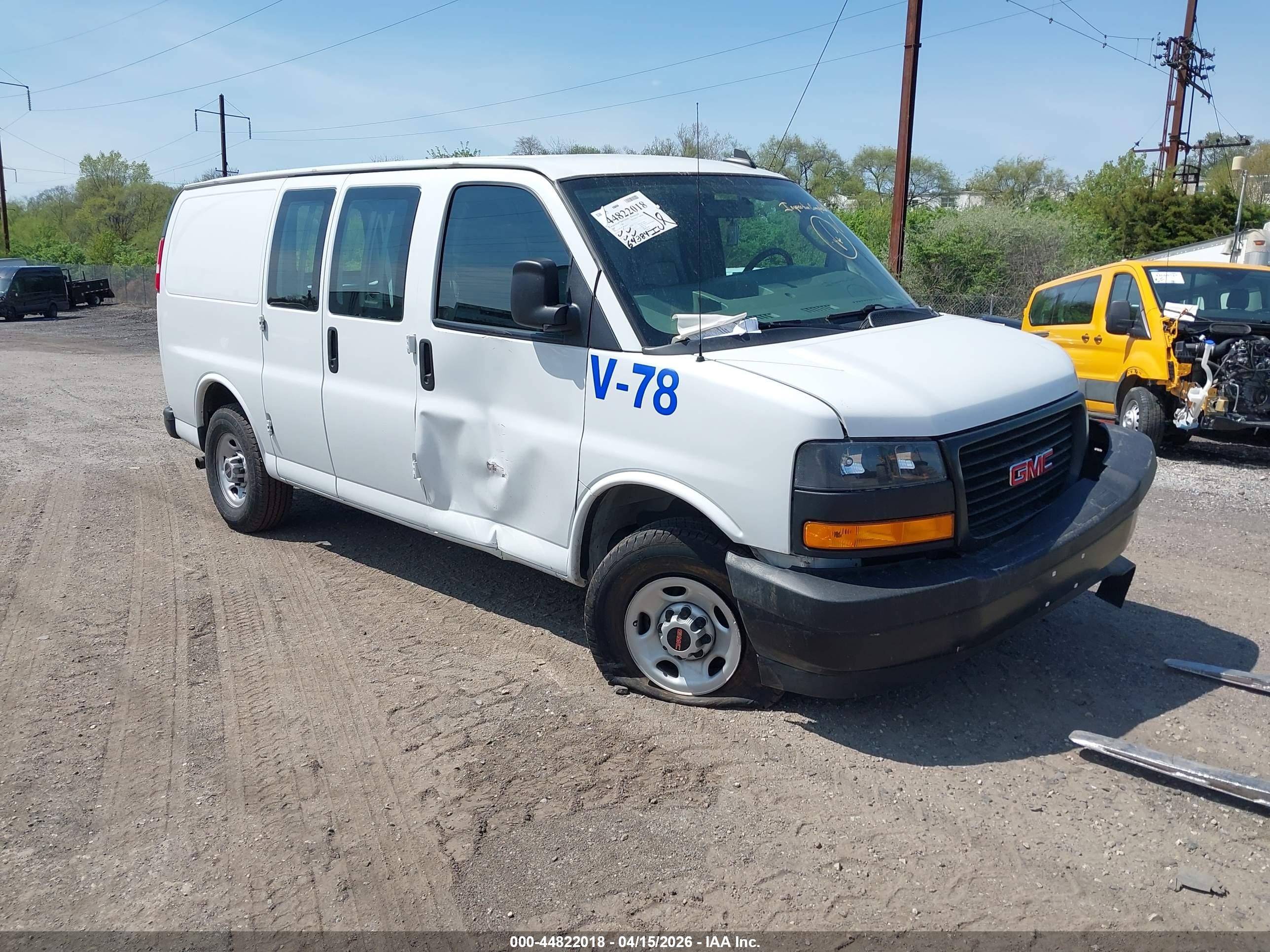 2022 GMC Savana Cargo, VIN 1GTW7AFP5N1202432 — Front end