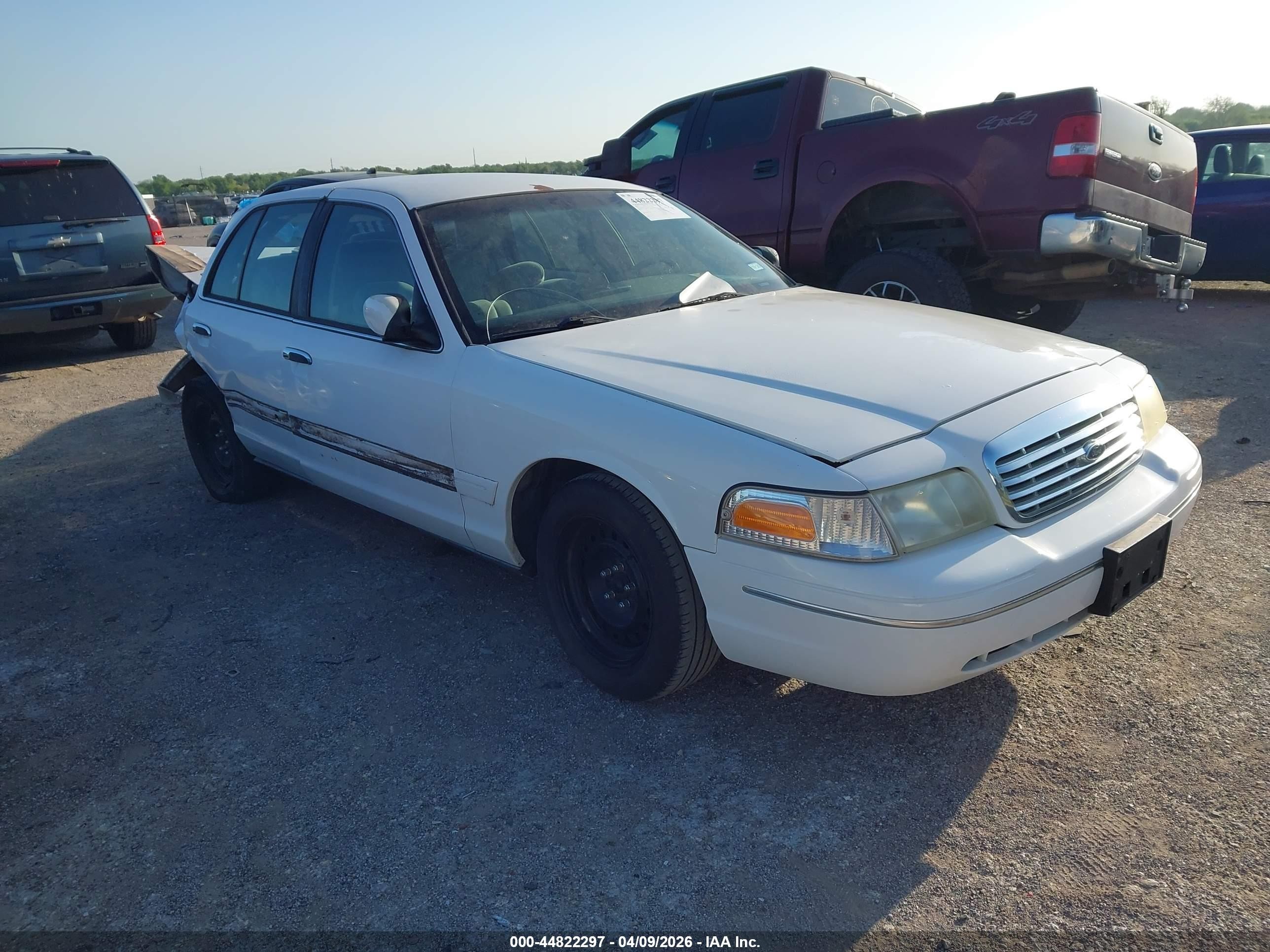 2000 Ford Crown Victoria, VIN 2FAFP73W1YX132556 — Rear end