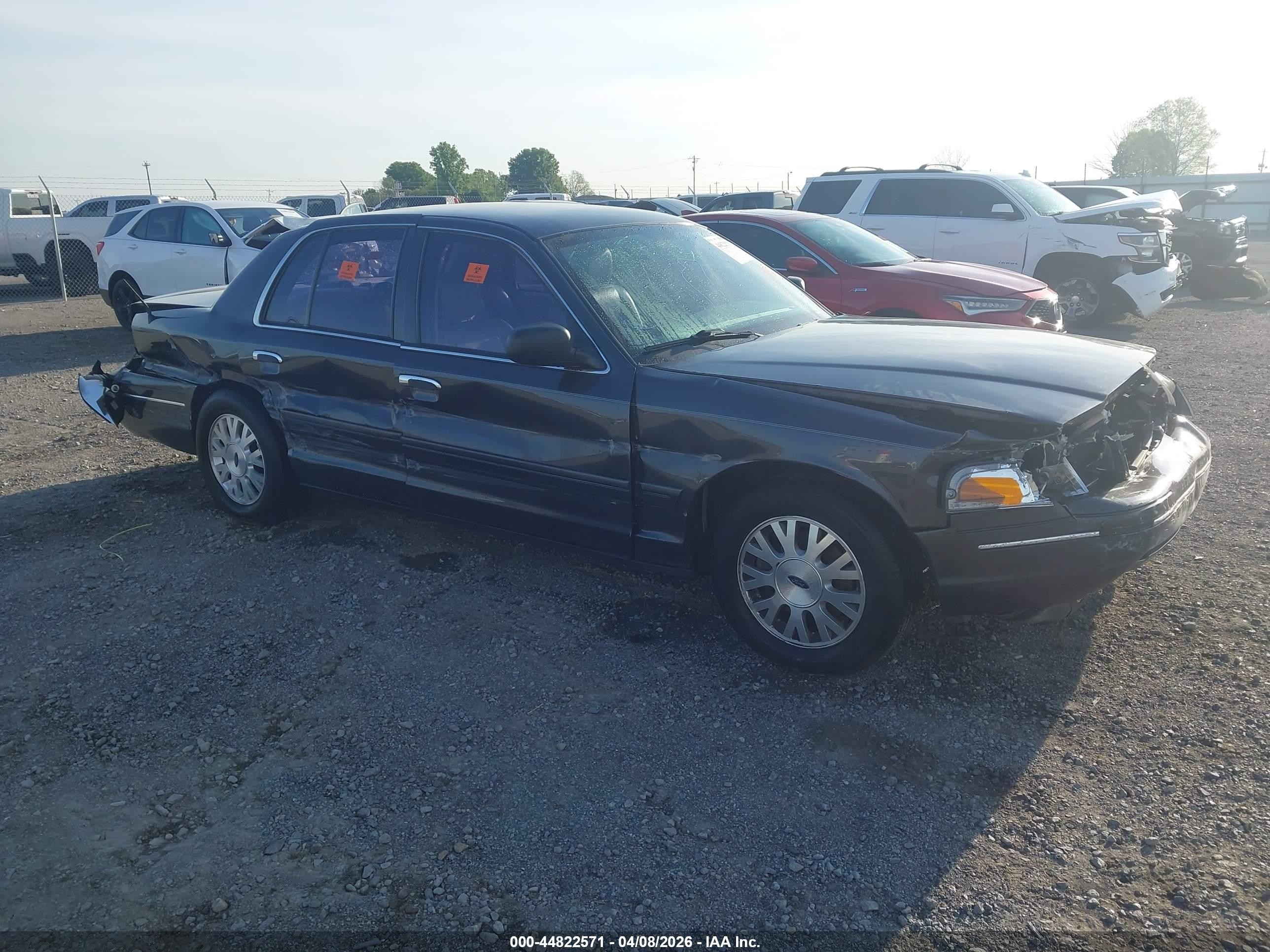 2005 Ford Crown Victoria LX, VIN 2FAFP74W15X169391 — Side