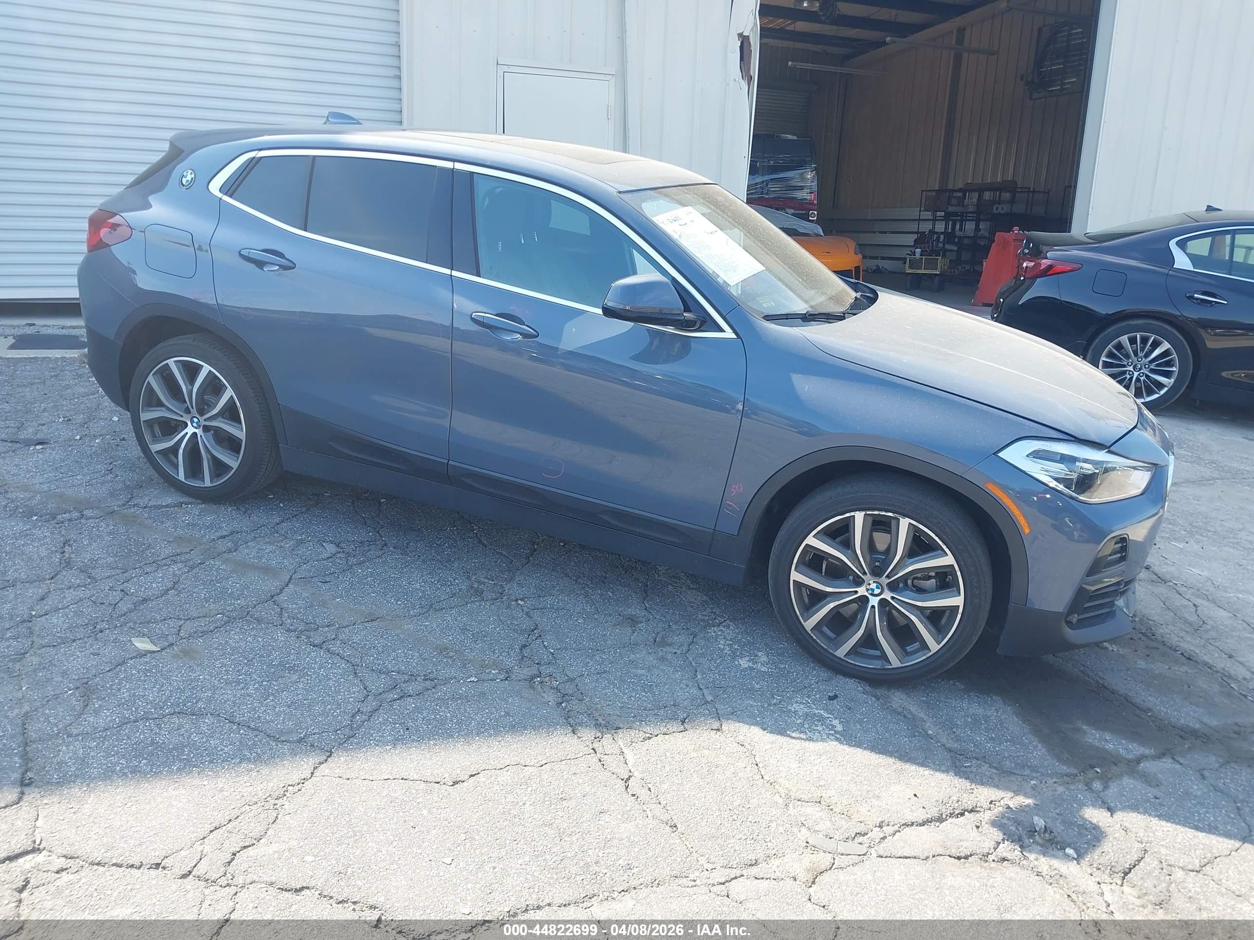 2022 BMW X2 sDrive28i, VIN WBXYH9C02N5T78362 — Бок