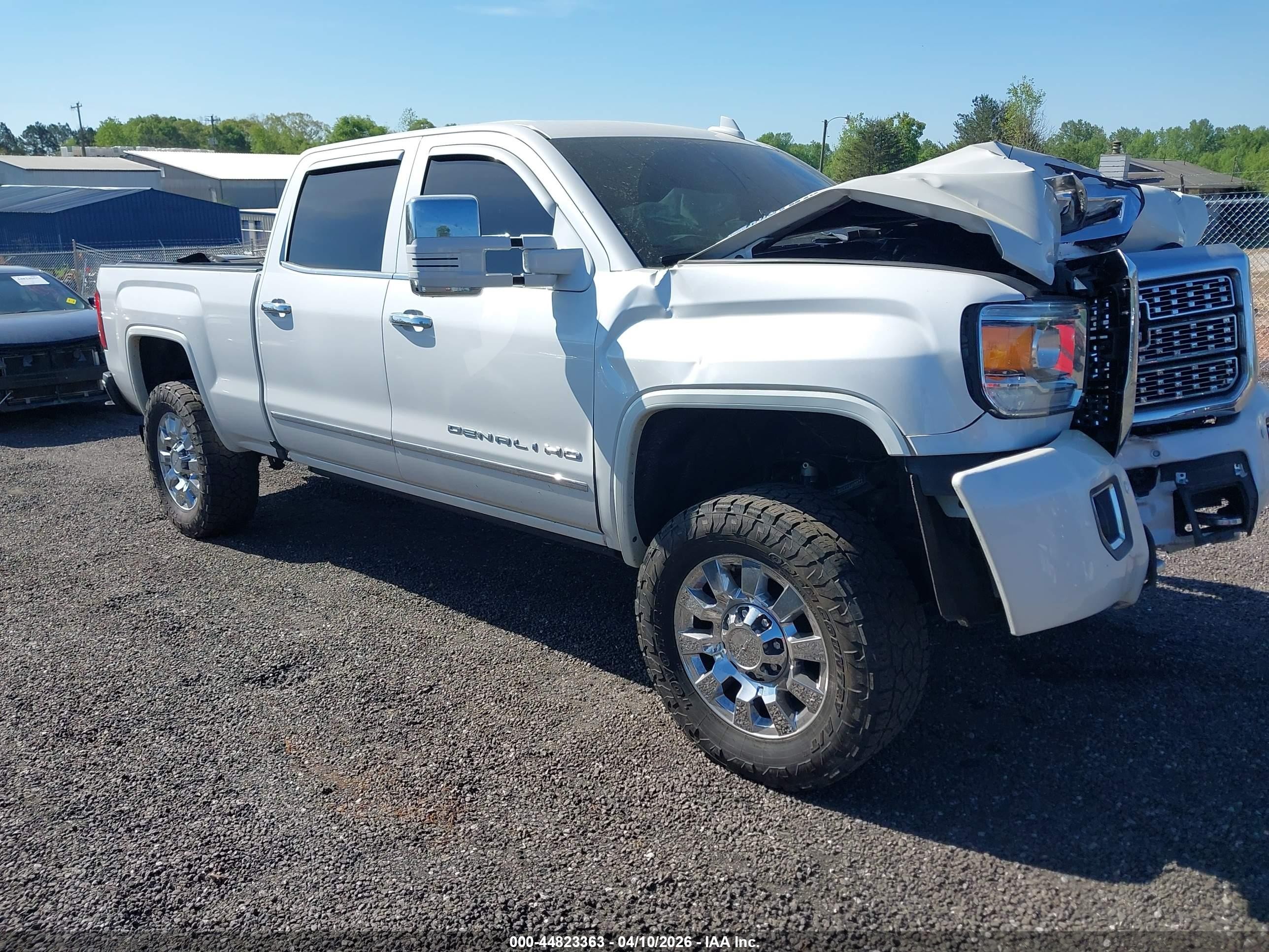 2019 GMC Sierra 2500HD Denali, VIN 1GT12SEY3KF260305 — Front end