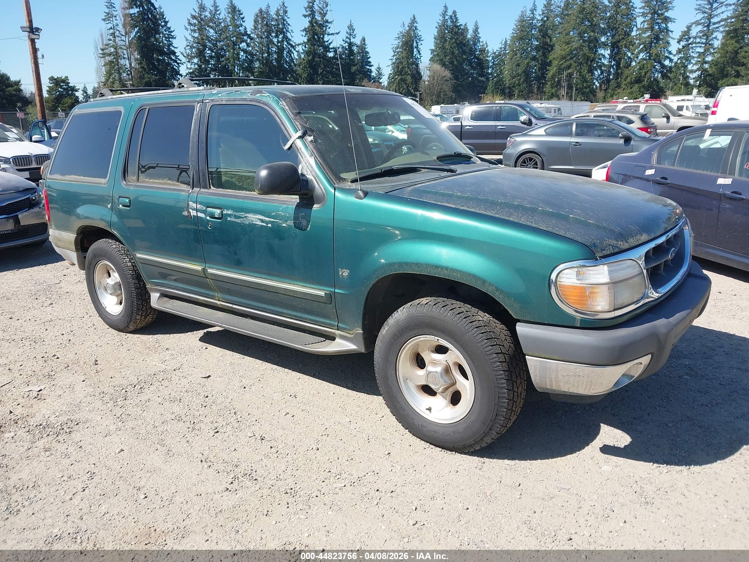 2000 Ford Explorer XLT, VIN 1FMDU83P8YZC32720 — Front end