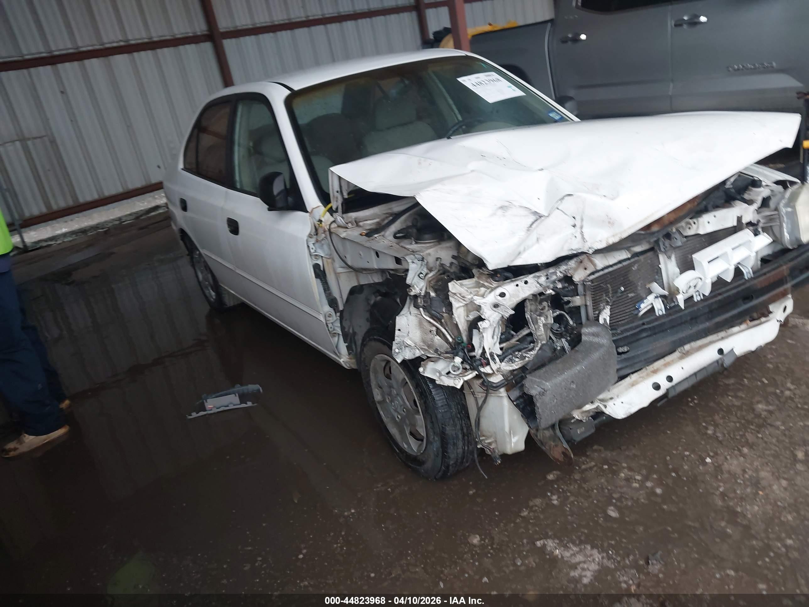 2001 Hyundai Accent GL, VIN KMHCG45C41U248406 — Перед
