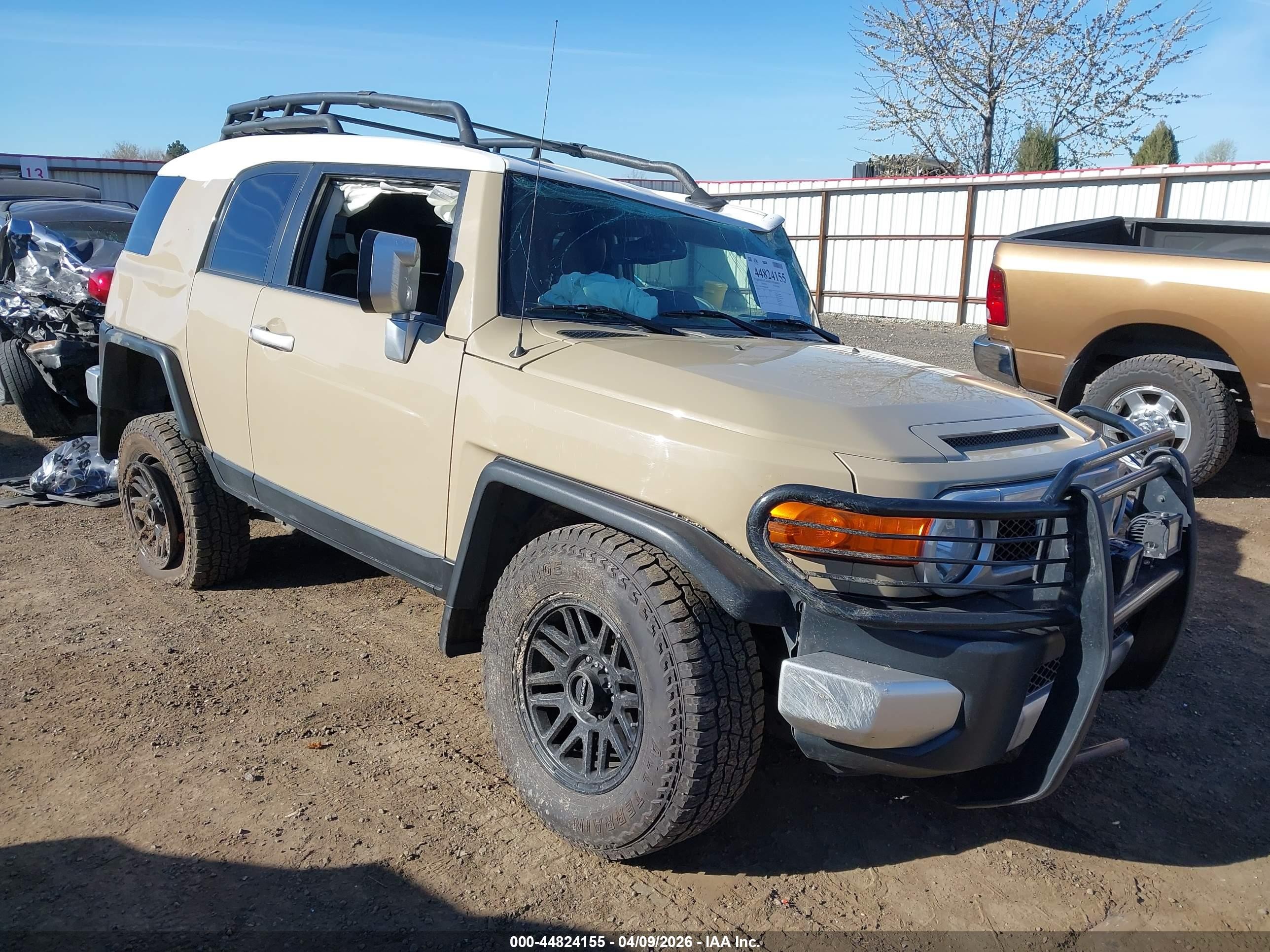 2013 Toyota FJ Cruiser, VIN JTEBU4BF8DK165760 — Front end