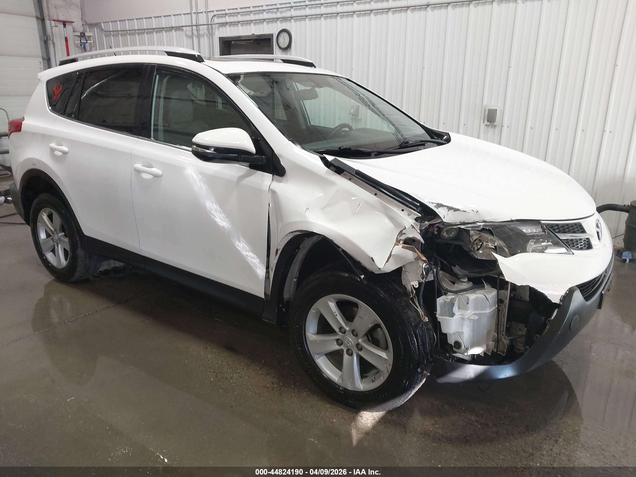 2014 Toyota RAV4 XLE, VIN 2T3RFREV3EW166613 — Front end