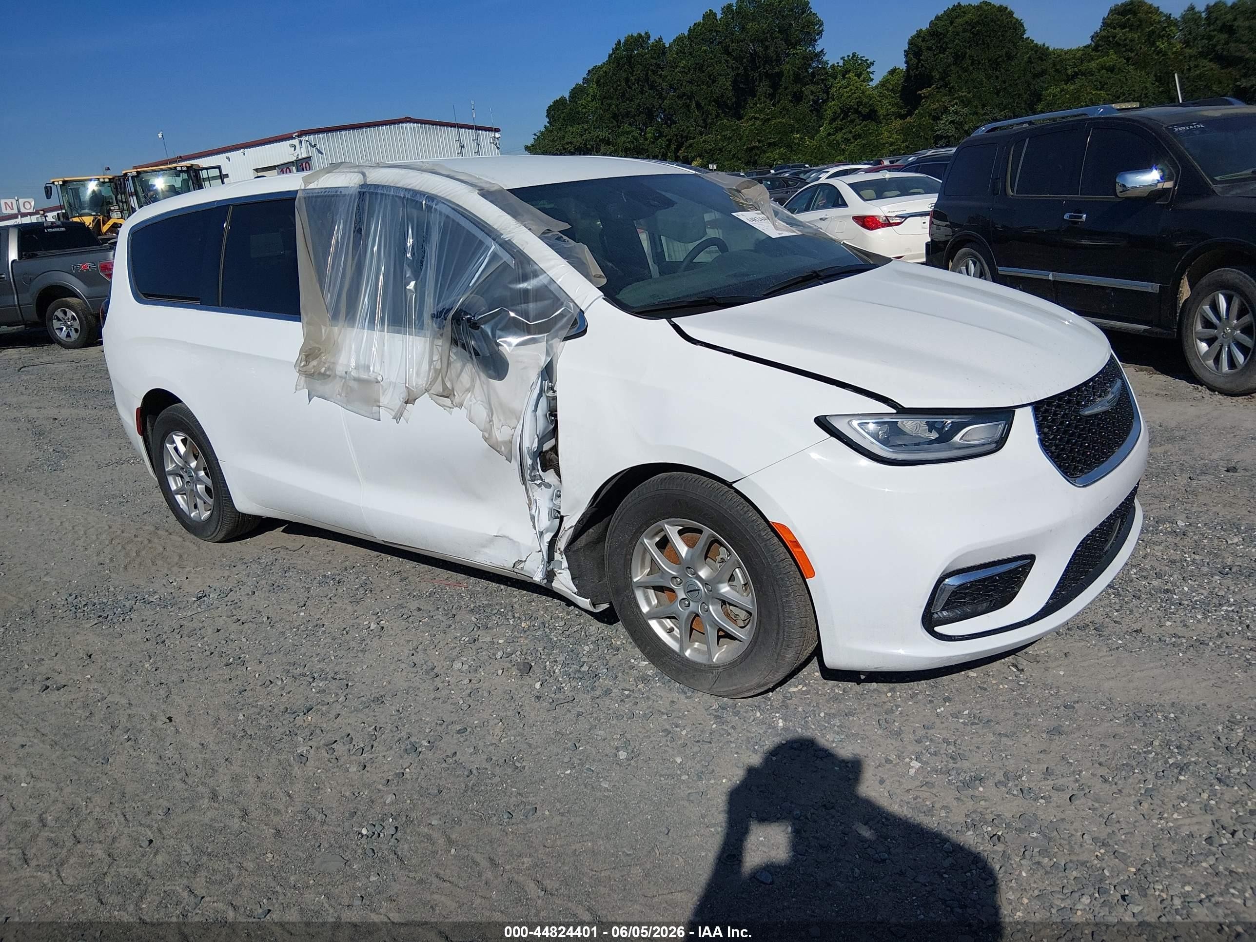 2025 Chrysler Pacifica Select, VIN 2C4RC1BG6SR569751 — Auction photo