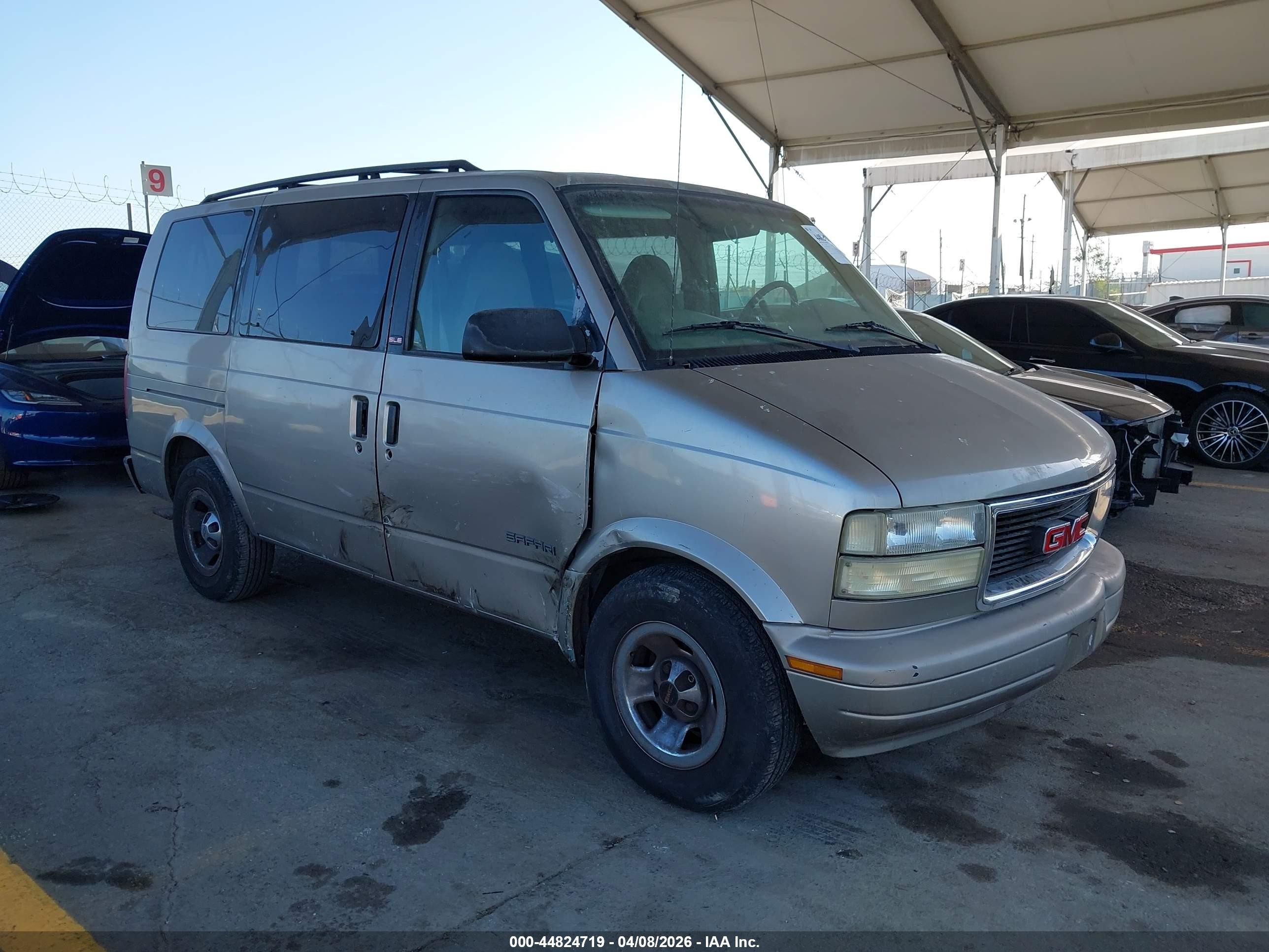 2001 GMC Safari, VIN 1GKDM19WX1B513074 — Side