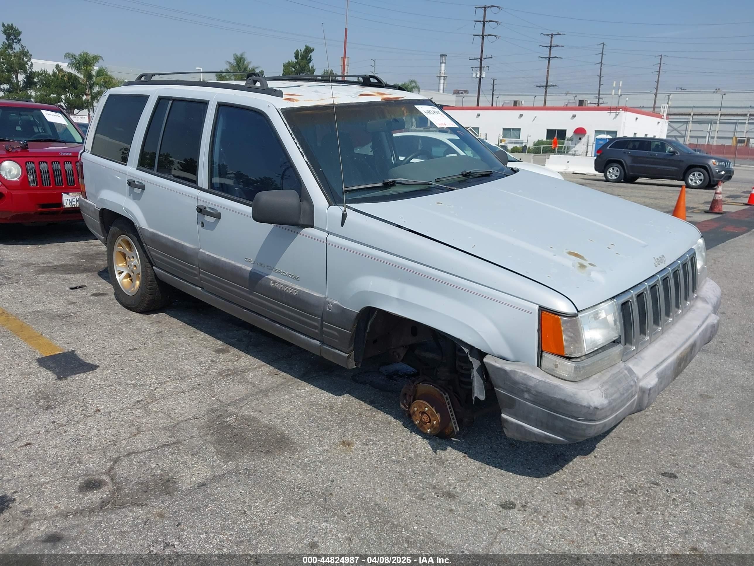 1996 Jeep Grand Cherokee Laredo, VIN 1J4FX58S8TC249796 — Side