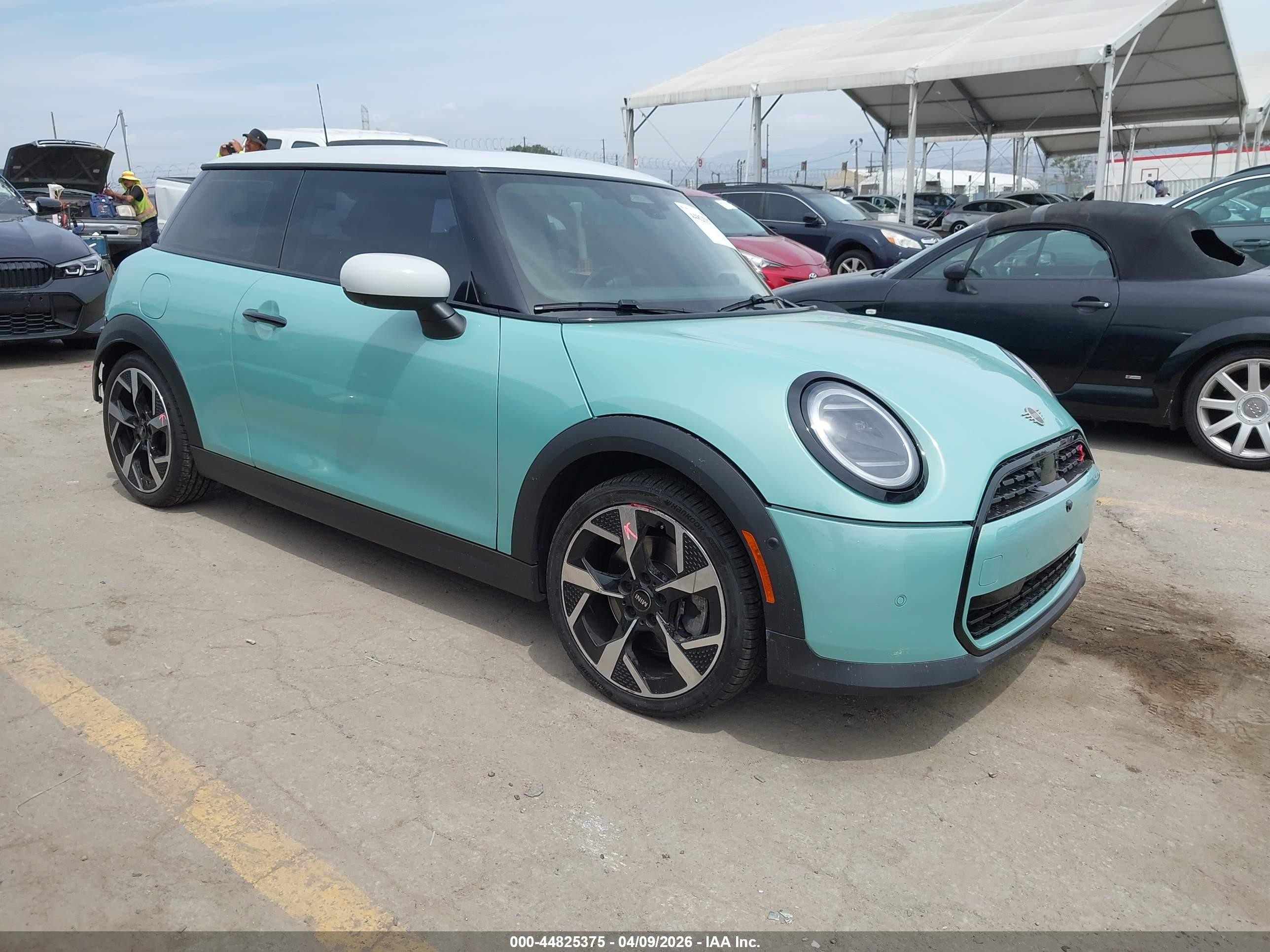 2025 MINI Hardtop Cooper S, VIN WMW23GD01S2W96066 — Зад