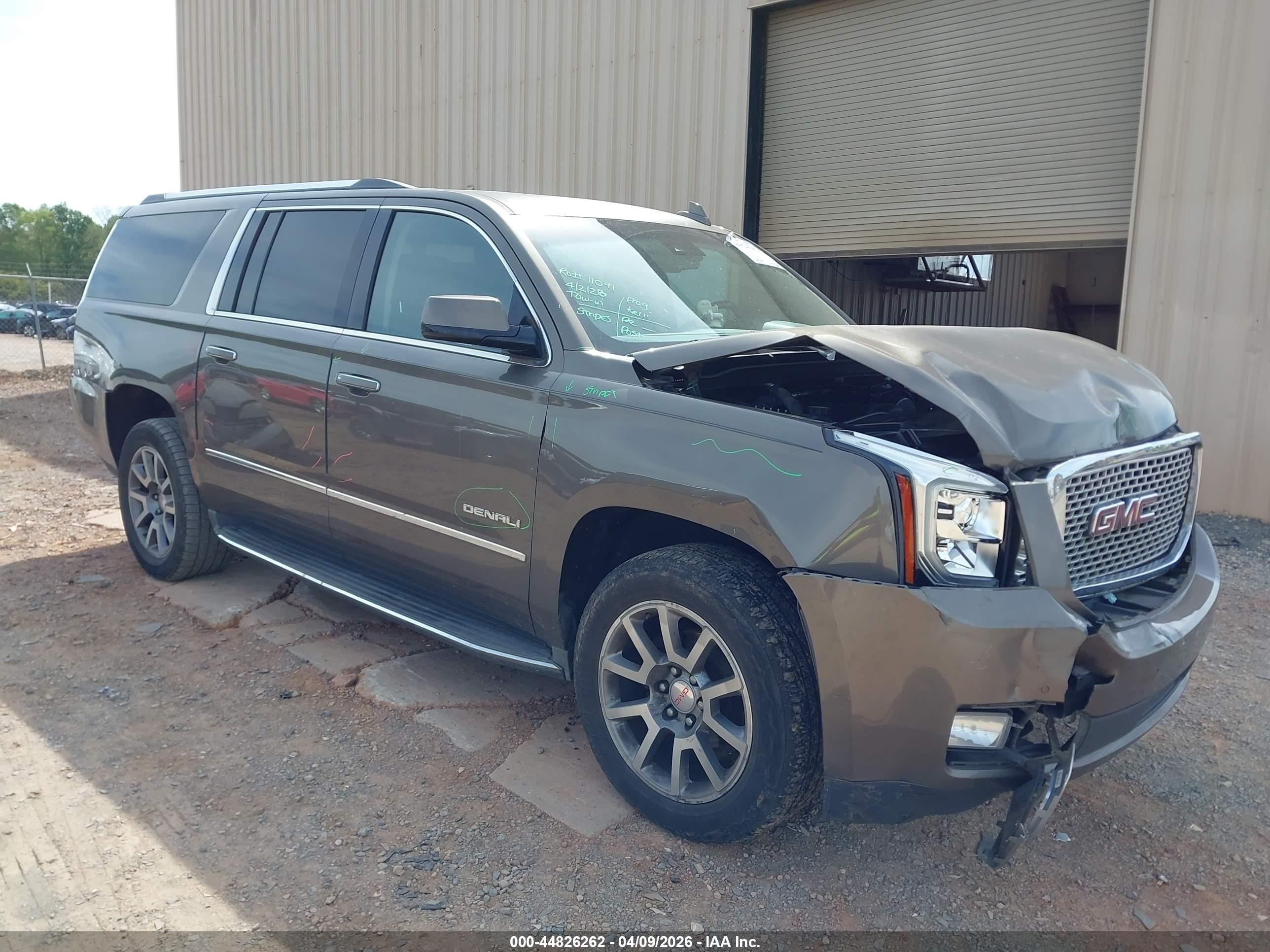 2016 GMC Yukon XL Denali, VIN 1GKS2HKJXGR333811 — Front end