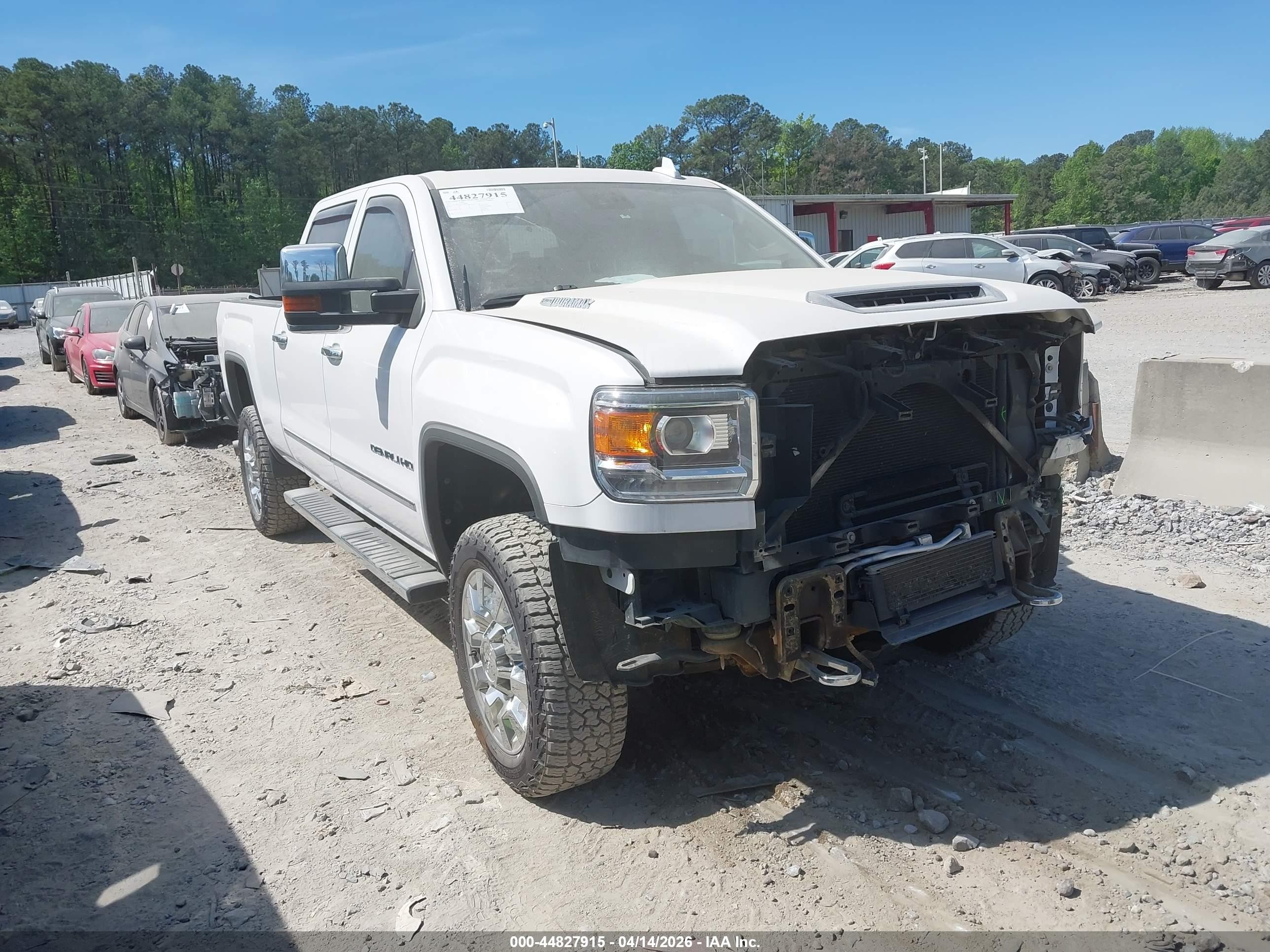2019 GMC Sierra 2500HD Denali, VIN 1GT12SEY1KF169095 — Front end