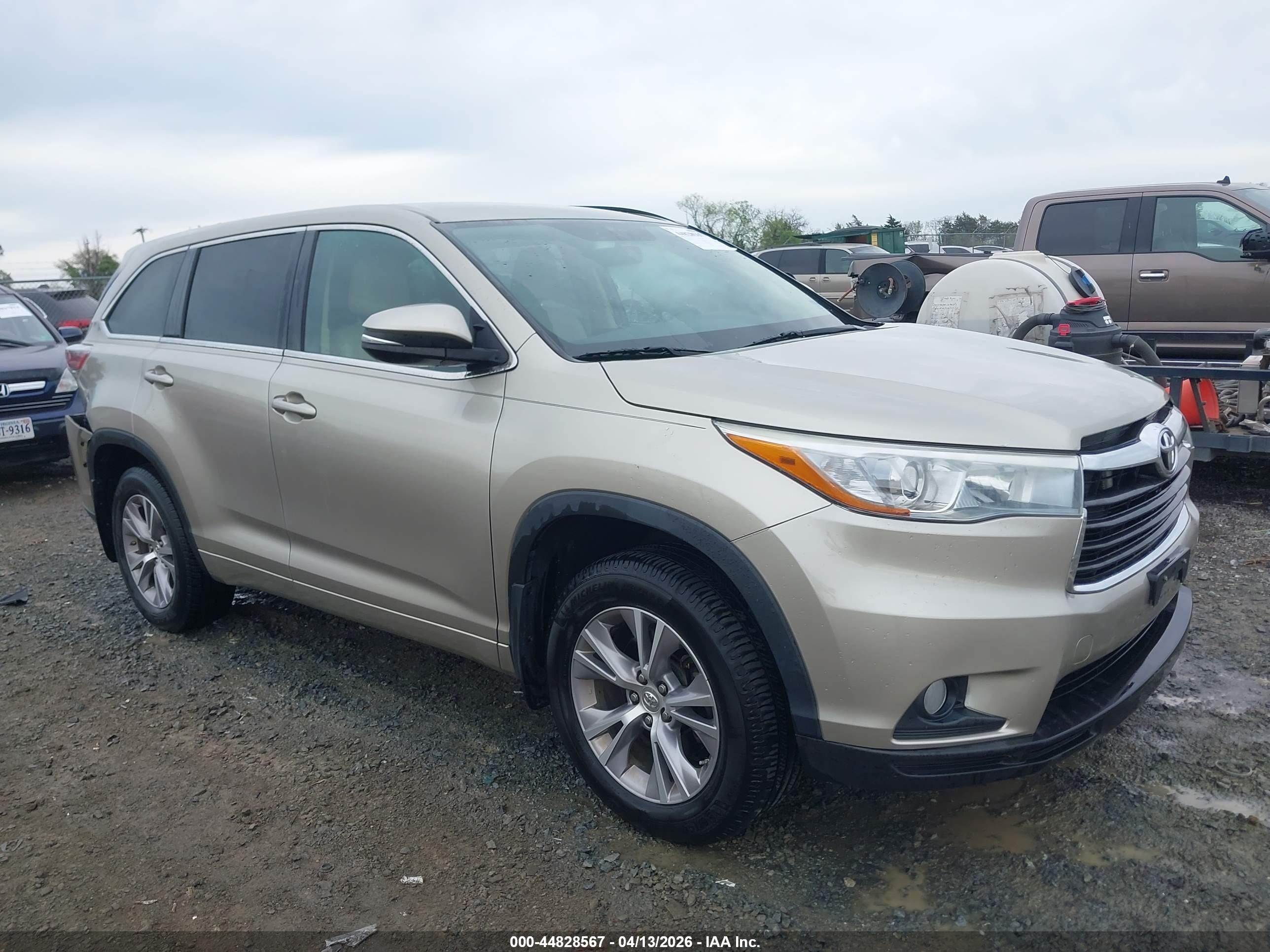 2015 Toyota Highlander LE Plus, VIN 5TDBKRFH8FS106691 — Rear end