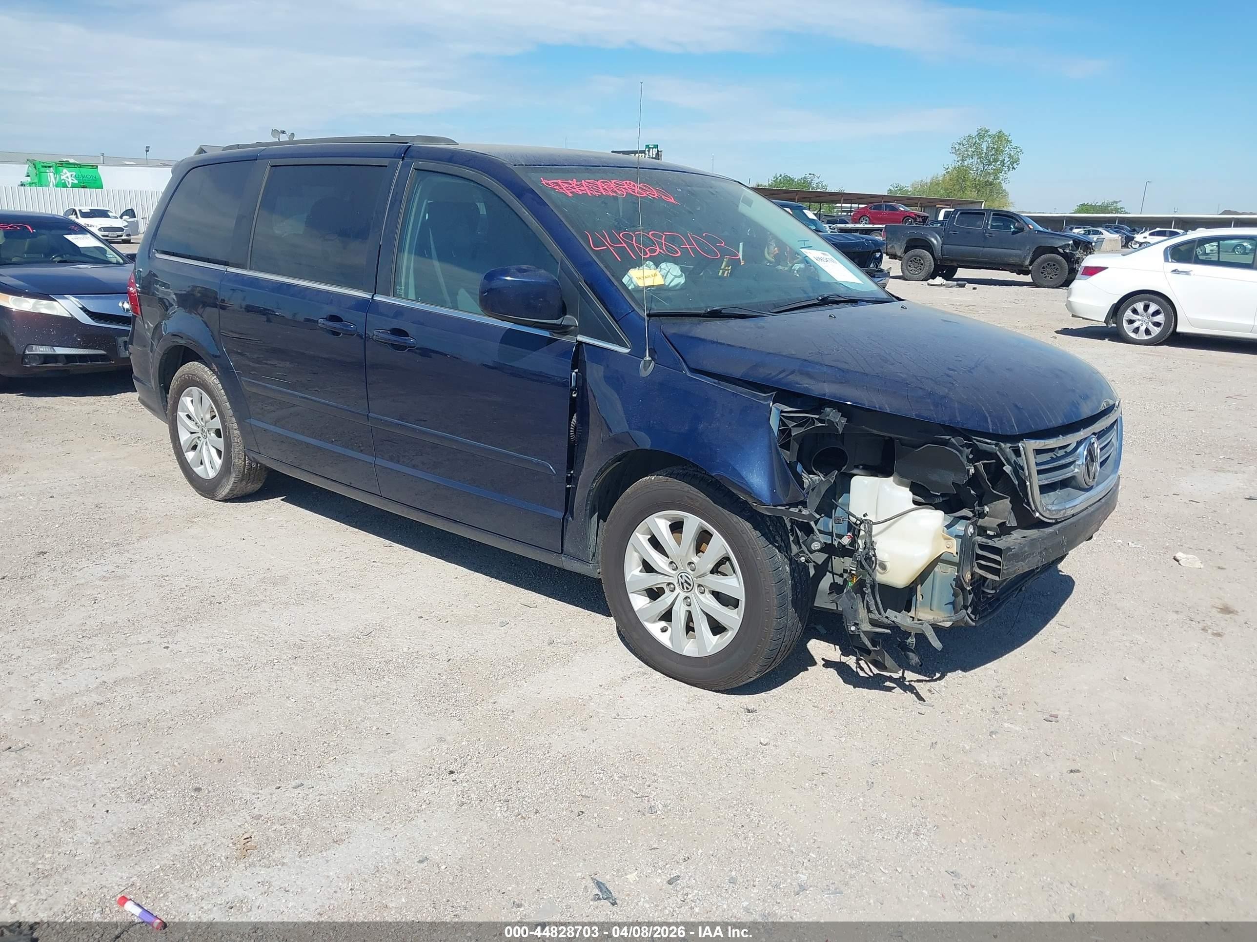 2014 Volkswagen Routan SE, VIN 2C4RVABG6ER134937 — Front end