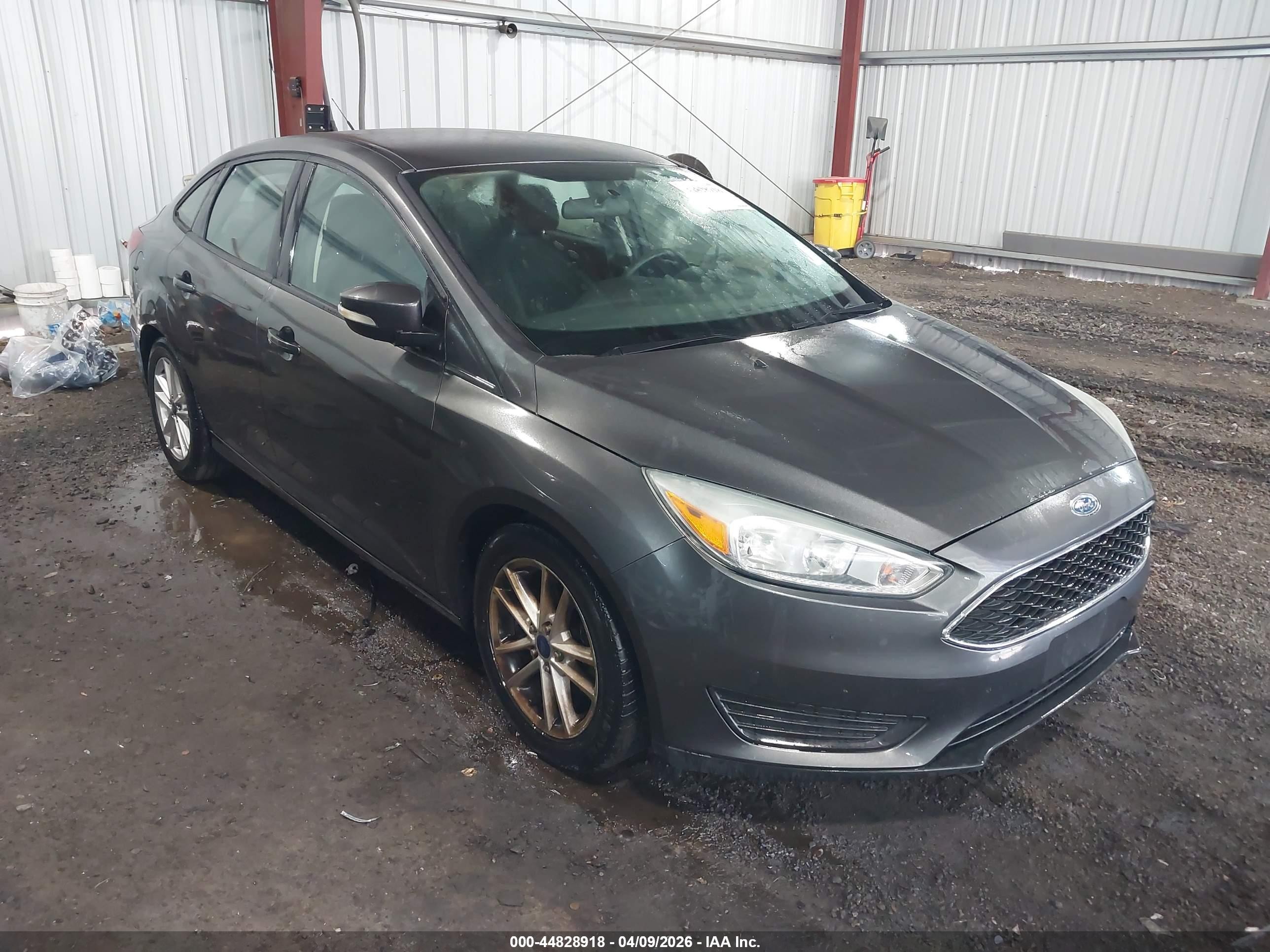 2016 Ford Focus SE, VIN 1FADP3F26GL296602 — Front end