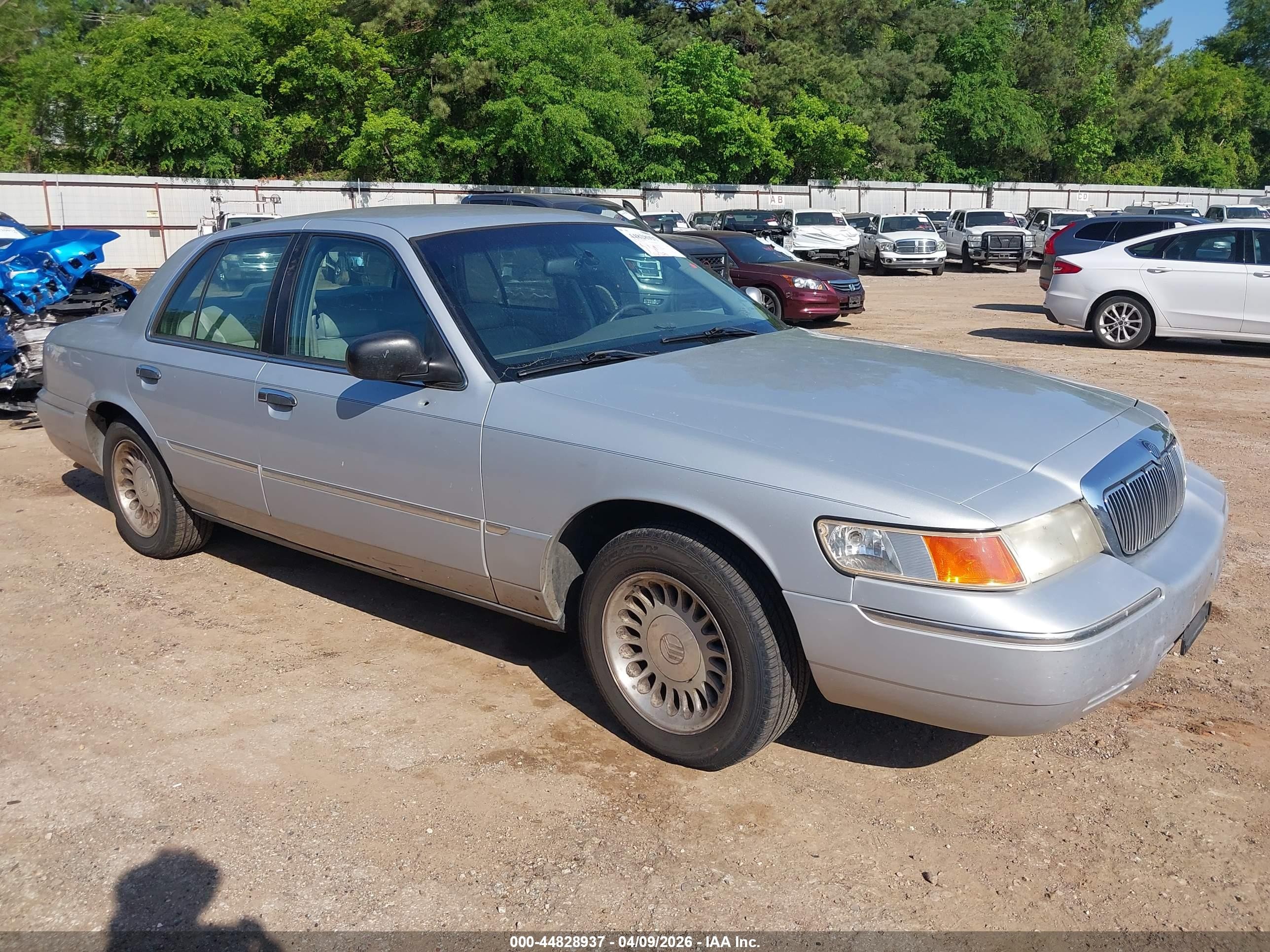 2000 Mercury Grand Marquis LS, VIN 2MEFM75WXYX694227 — Бок