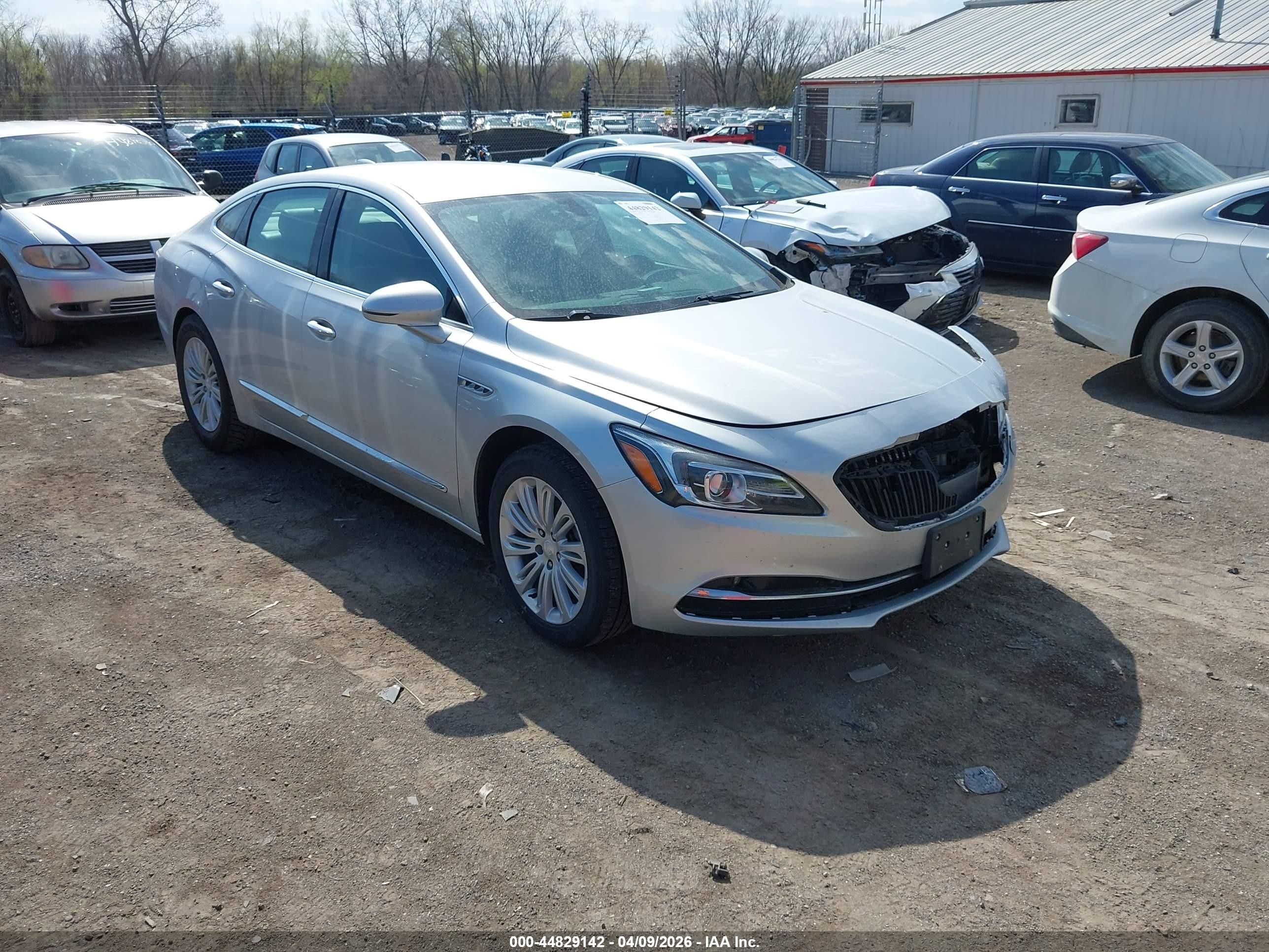 2018 Buick LaCrosse Essence, VIN 1G4ZP5SZXJU135603 — Front end