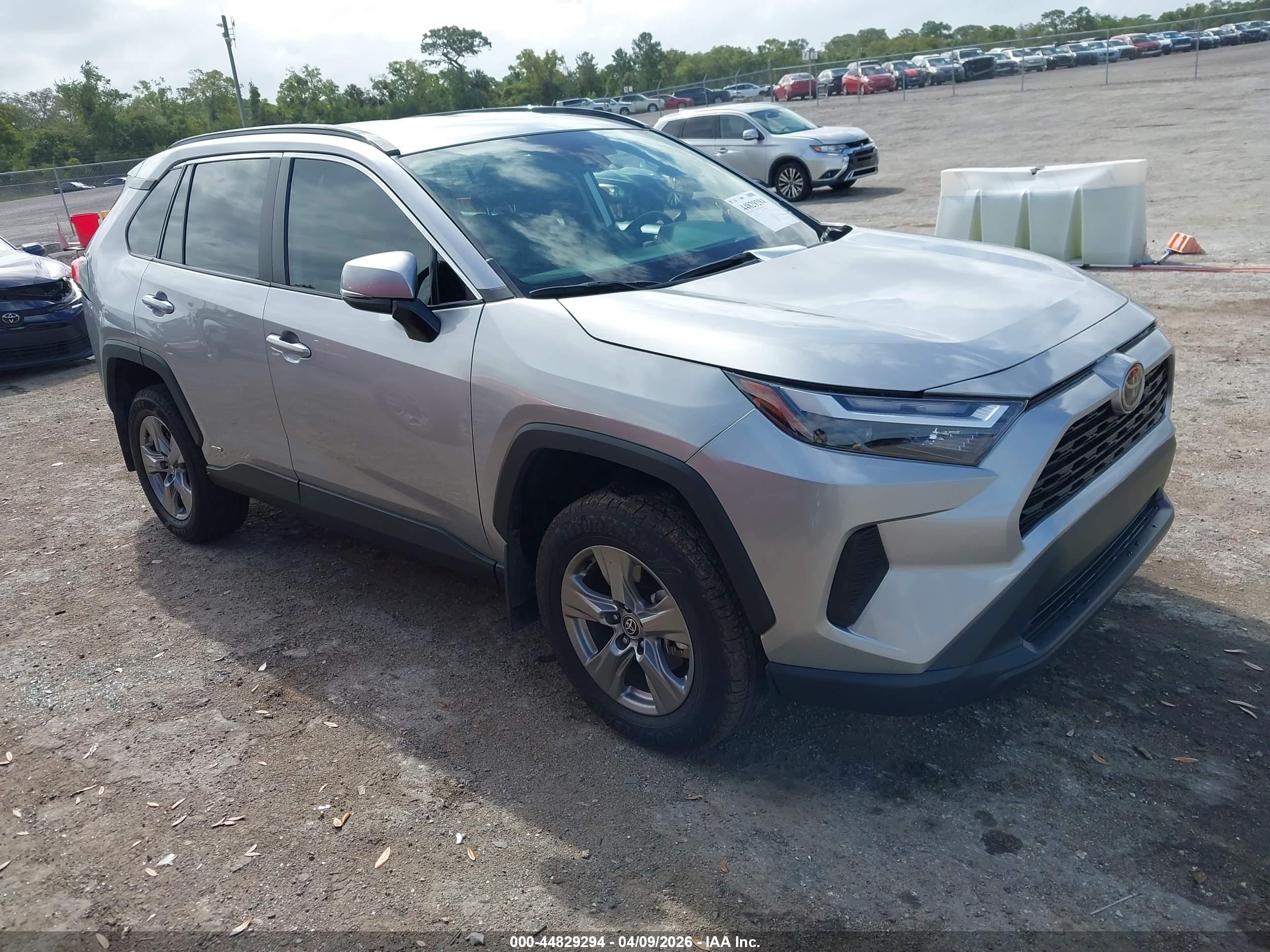 2025 Toyota RAV4 Hybrid XLE, VIN 4T3RWRFV7SU167452 — Зад