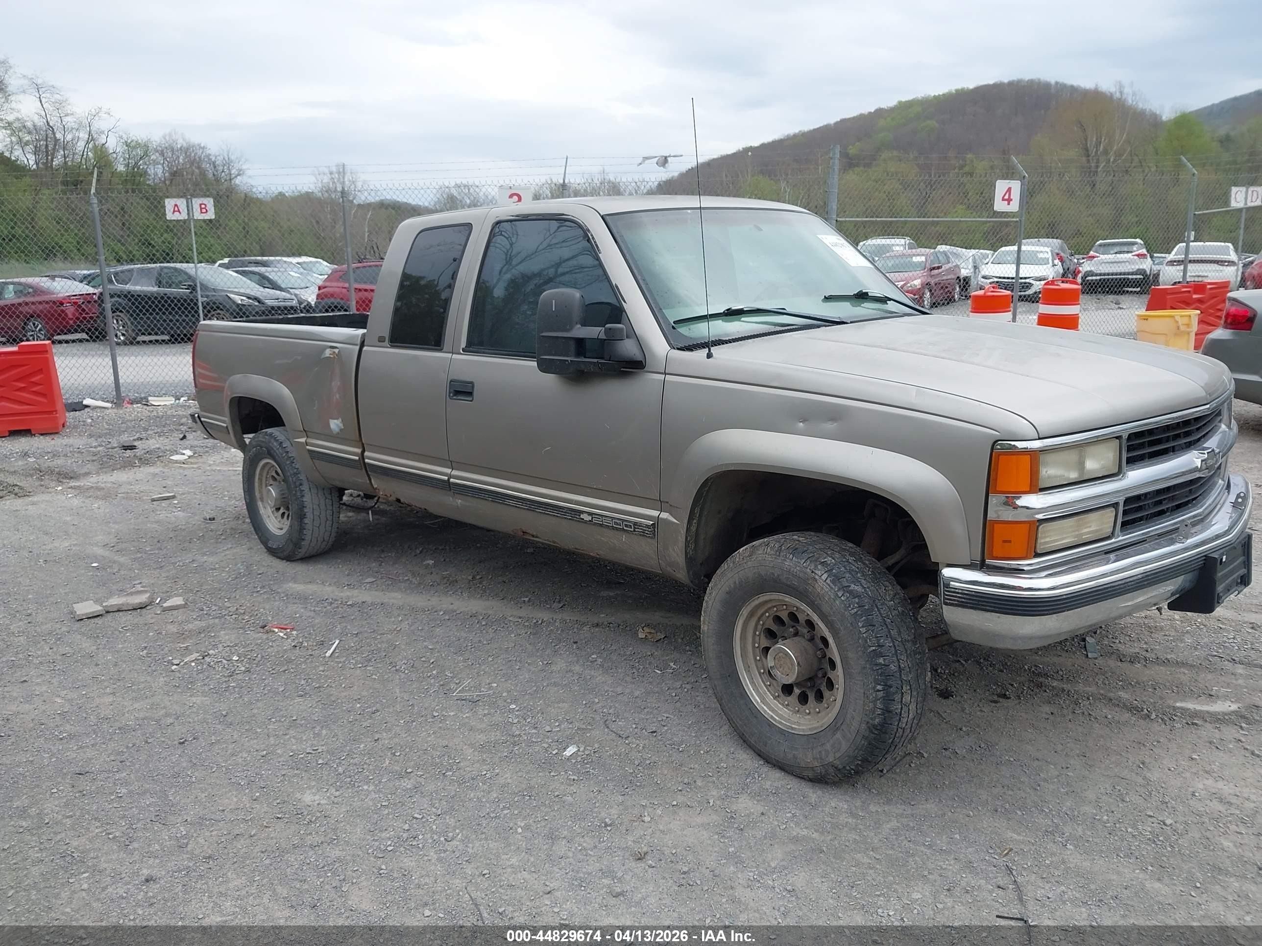1998 Chevrolet Silverado 2500, VIN 1GCGK29J8WE205125 — Зад