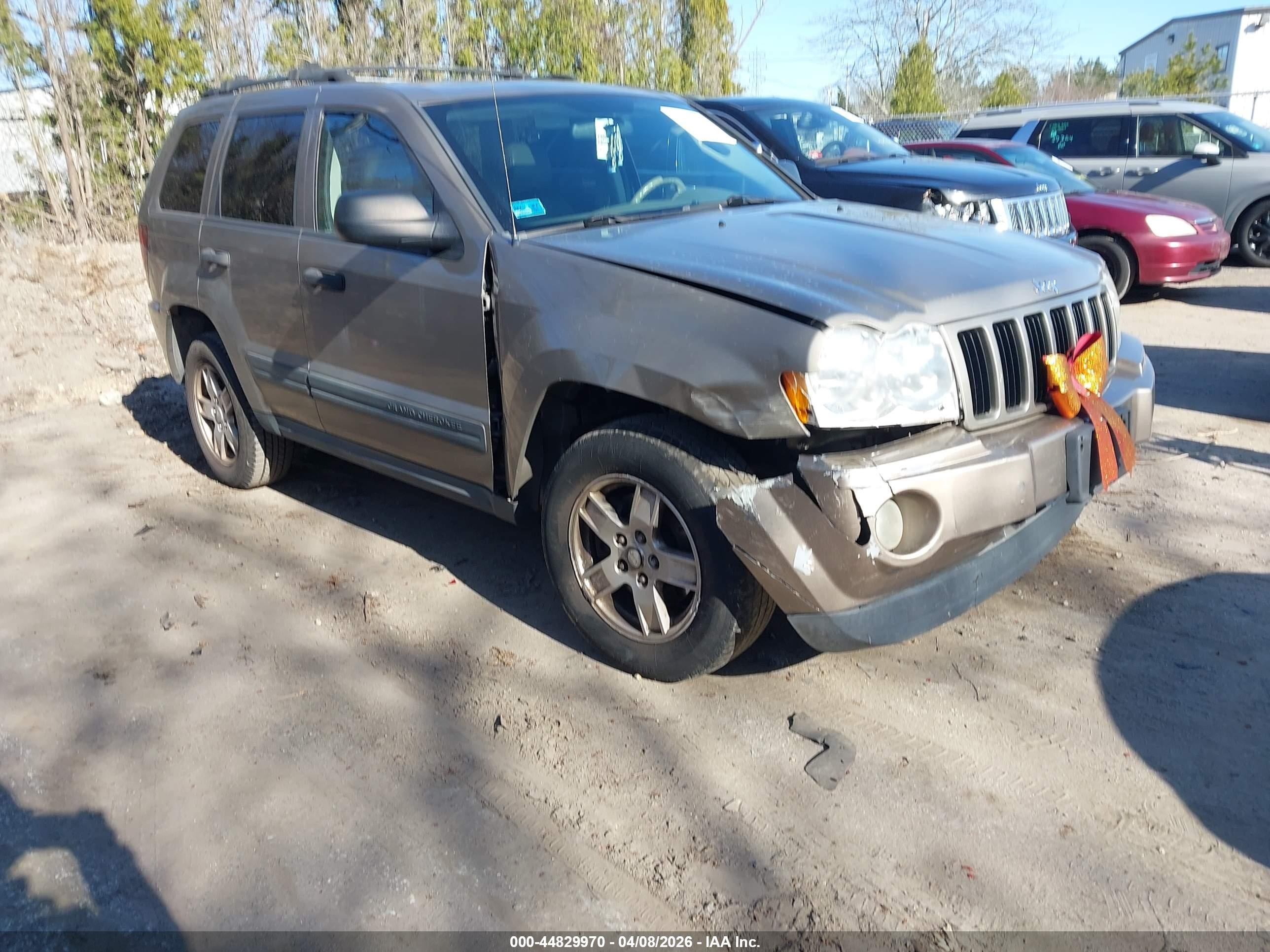 2005 Jeep Grand Cherokee Laredo, VIN 1J4GR48K65C516428 — Front end