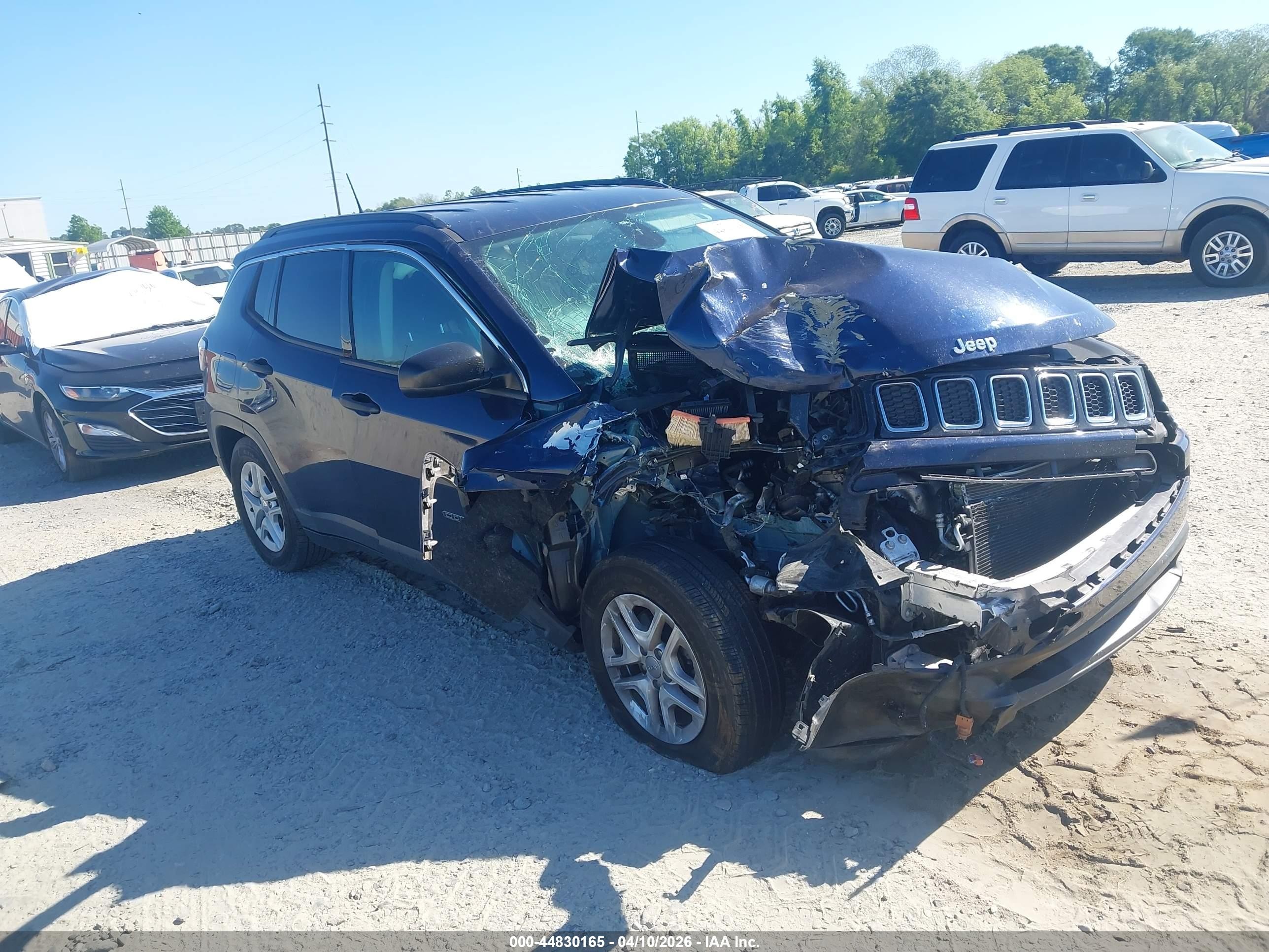 2019 Jeep Compass Sport, VIN 3C4NJCAB8KT614109 — Перед