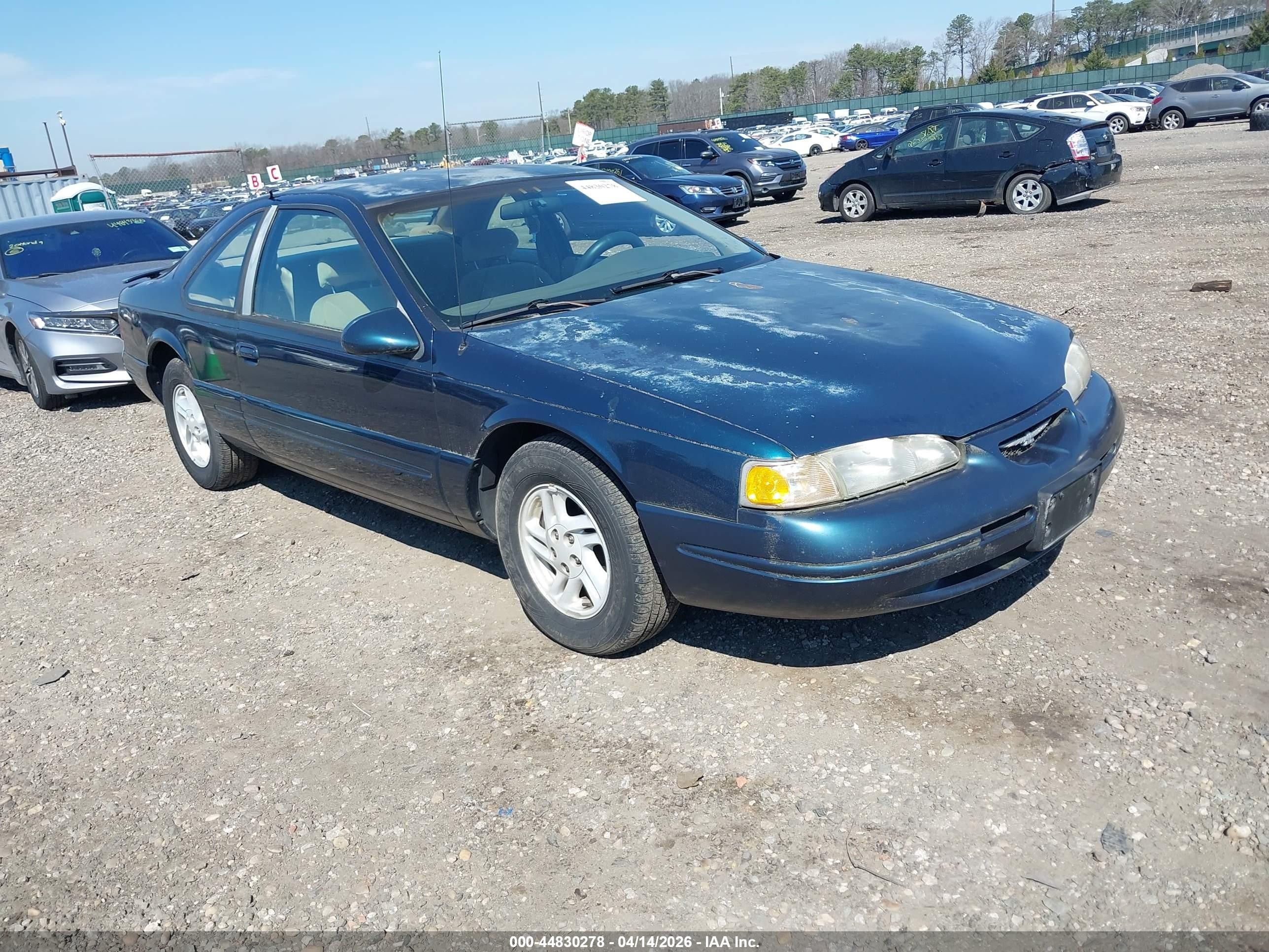 1997 Ford Thunderbird, VIN 1FALT62W8VH152121 — Front end