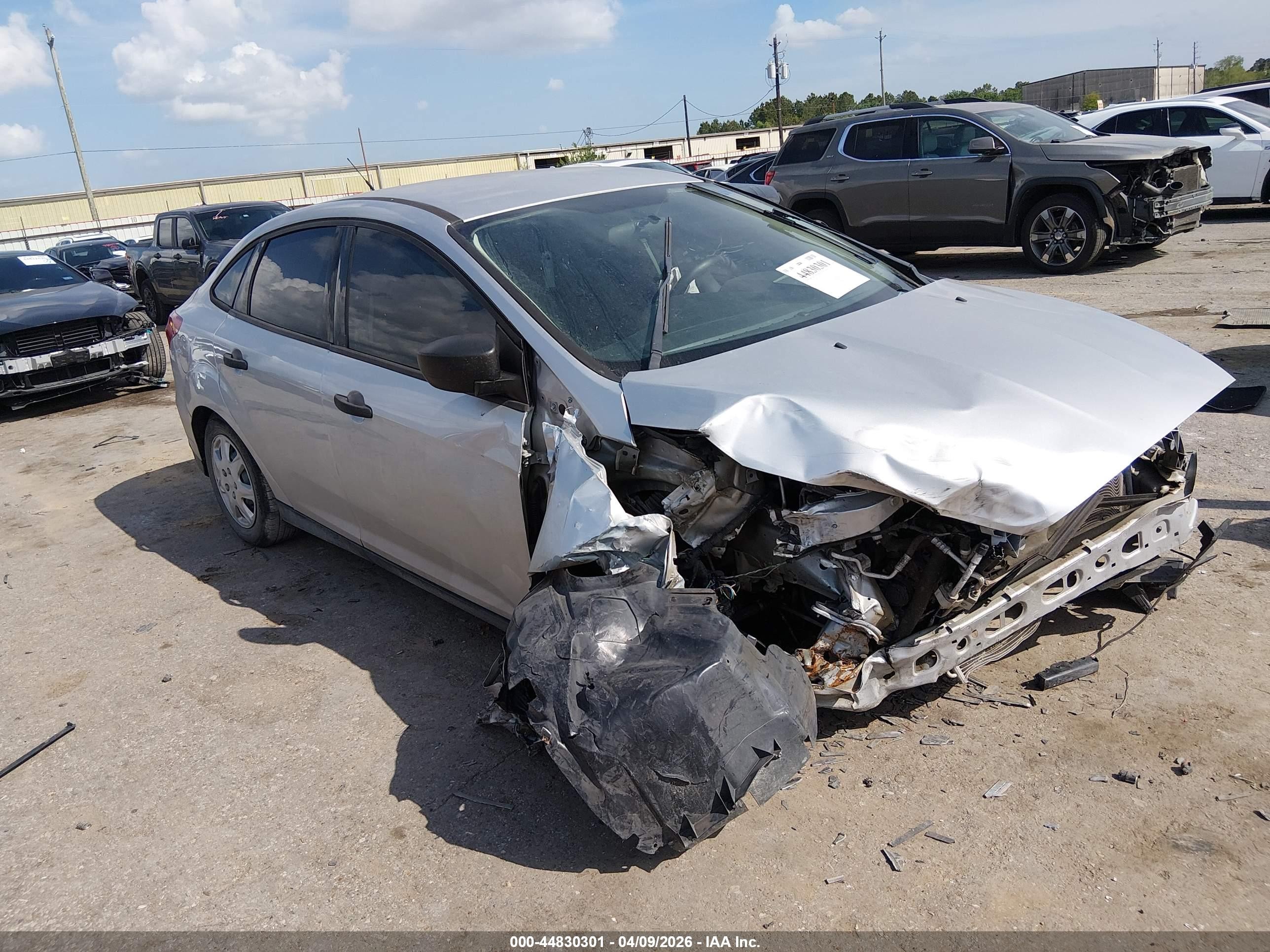 2016 Ford Focus S, VIN 1FADP3E29GL244947 — Front end