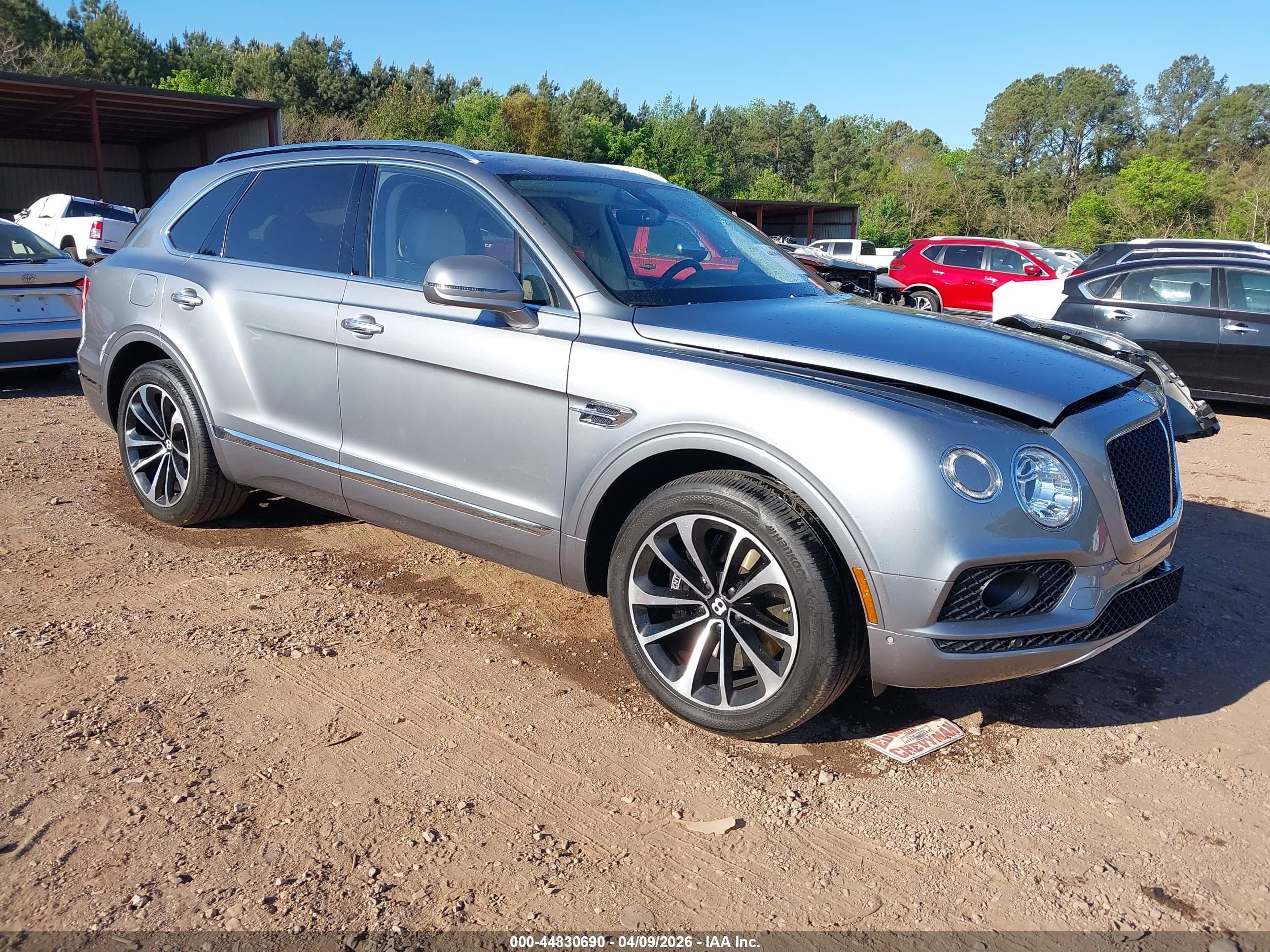 2019 Bentley Bentayga V8, VIN SJAAM2ZV9KC025341 — Front end
