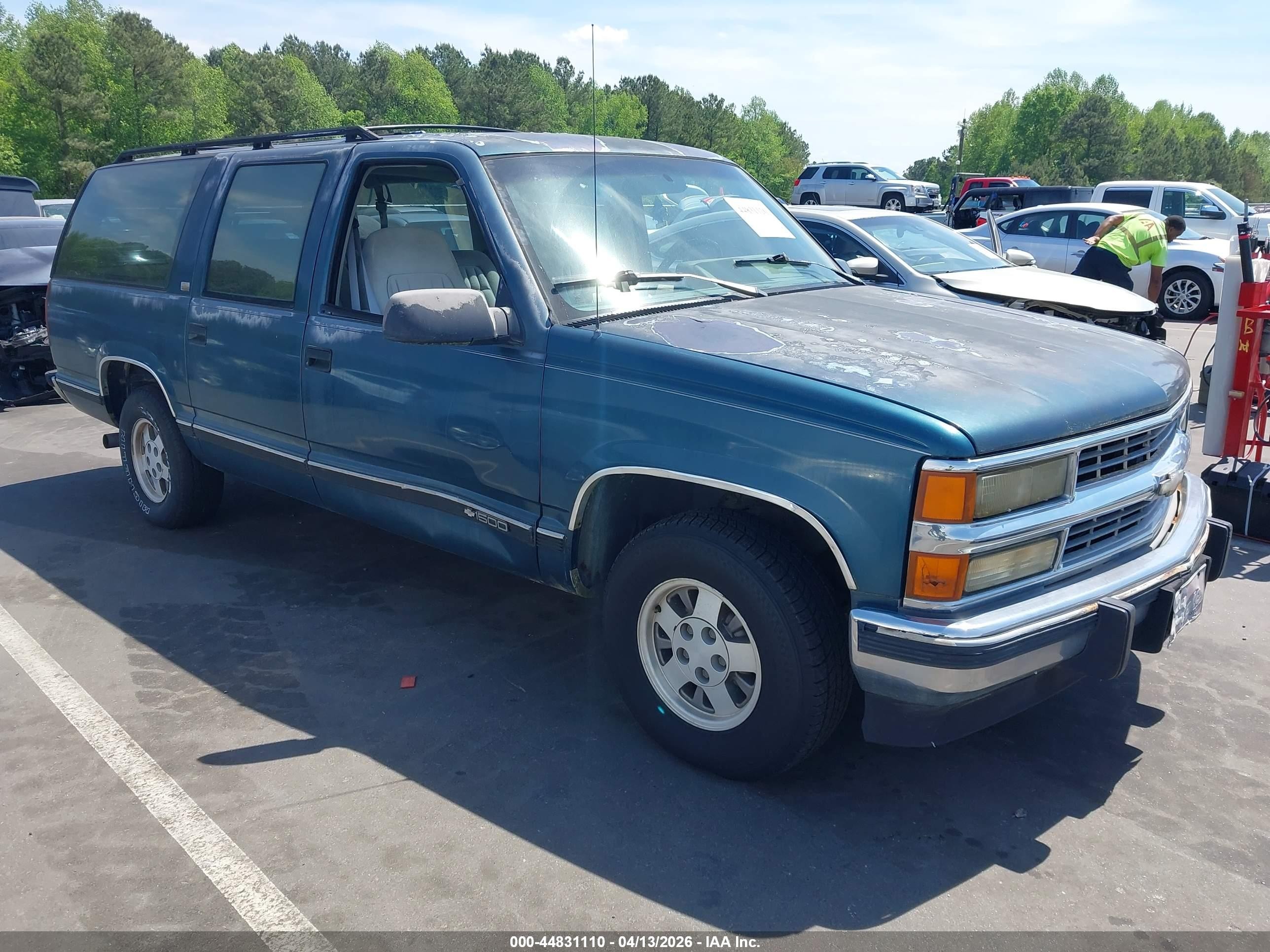 1994 Chevrolet Suburban, VIN 1GNEC16K4RJ360625 — Normal wear