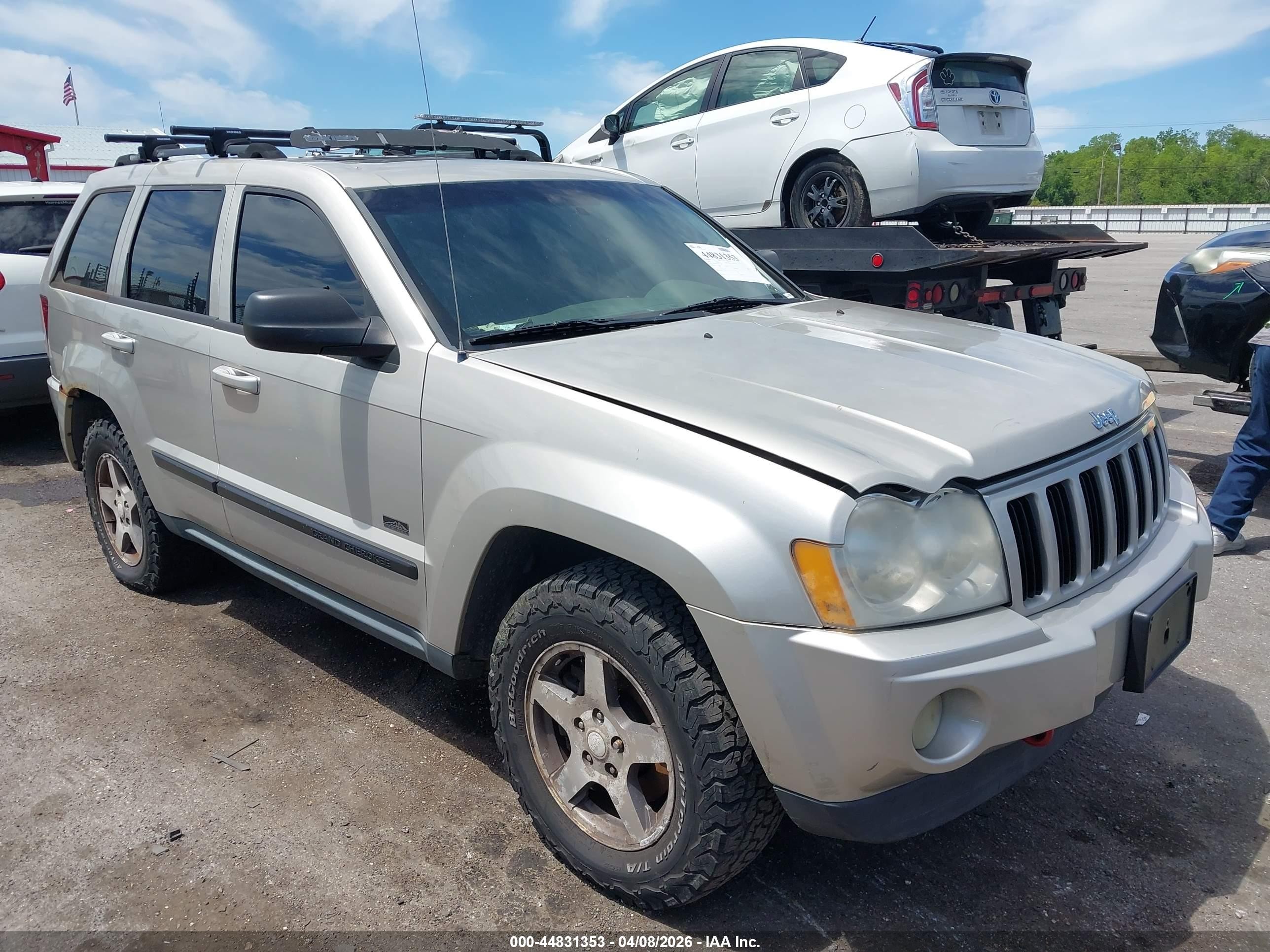 2007 Jeep Grand Cherokee Laredo, VIN 1J8GR48K47C632549 — Normal wear