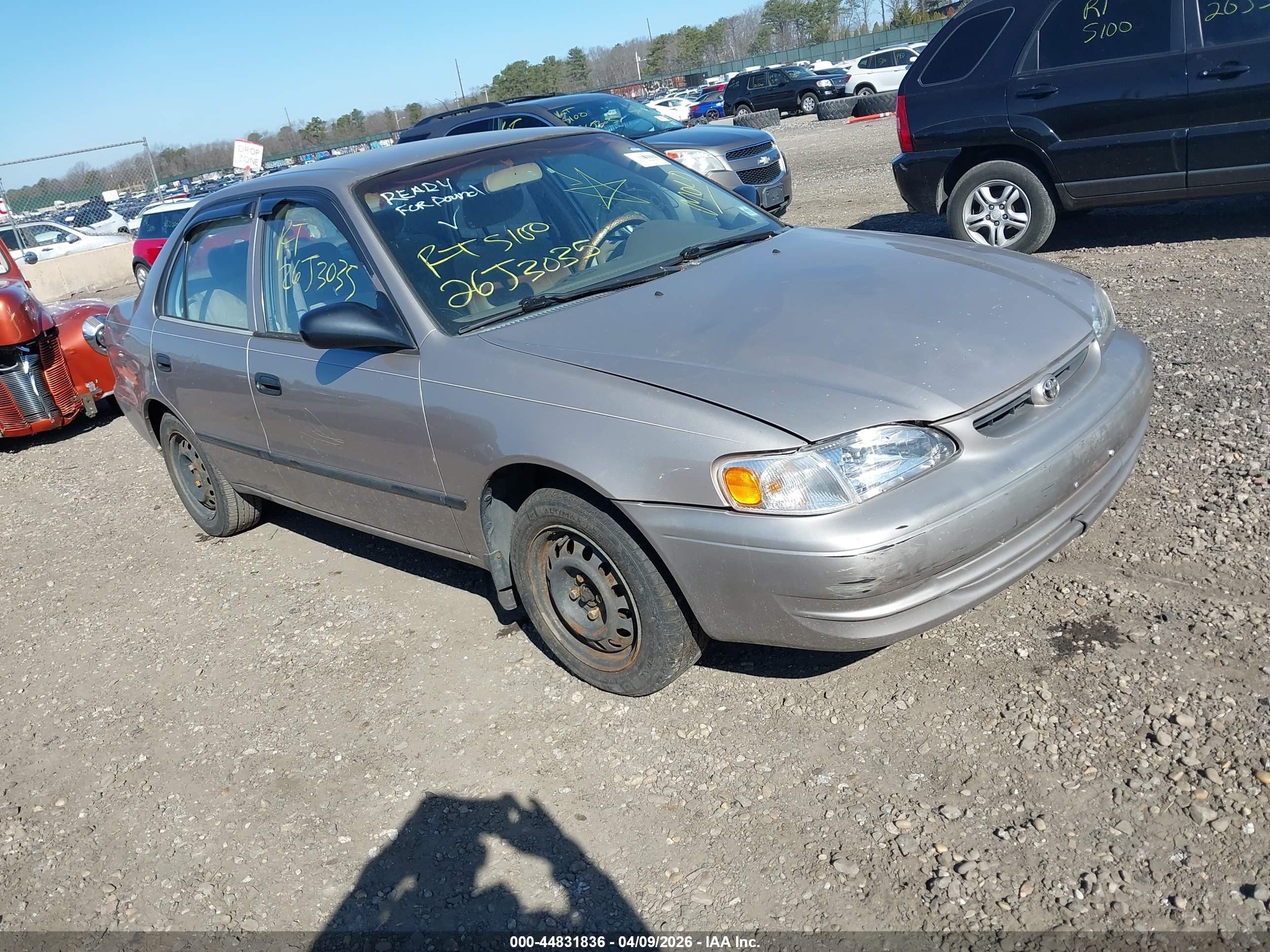 2000 Toyota Corolla CE, VIN 2T1BR12E9YC373147 — Front end