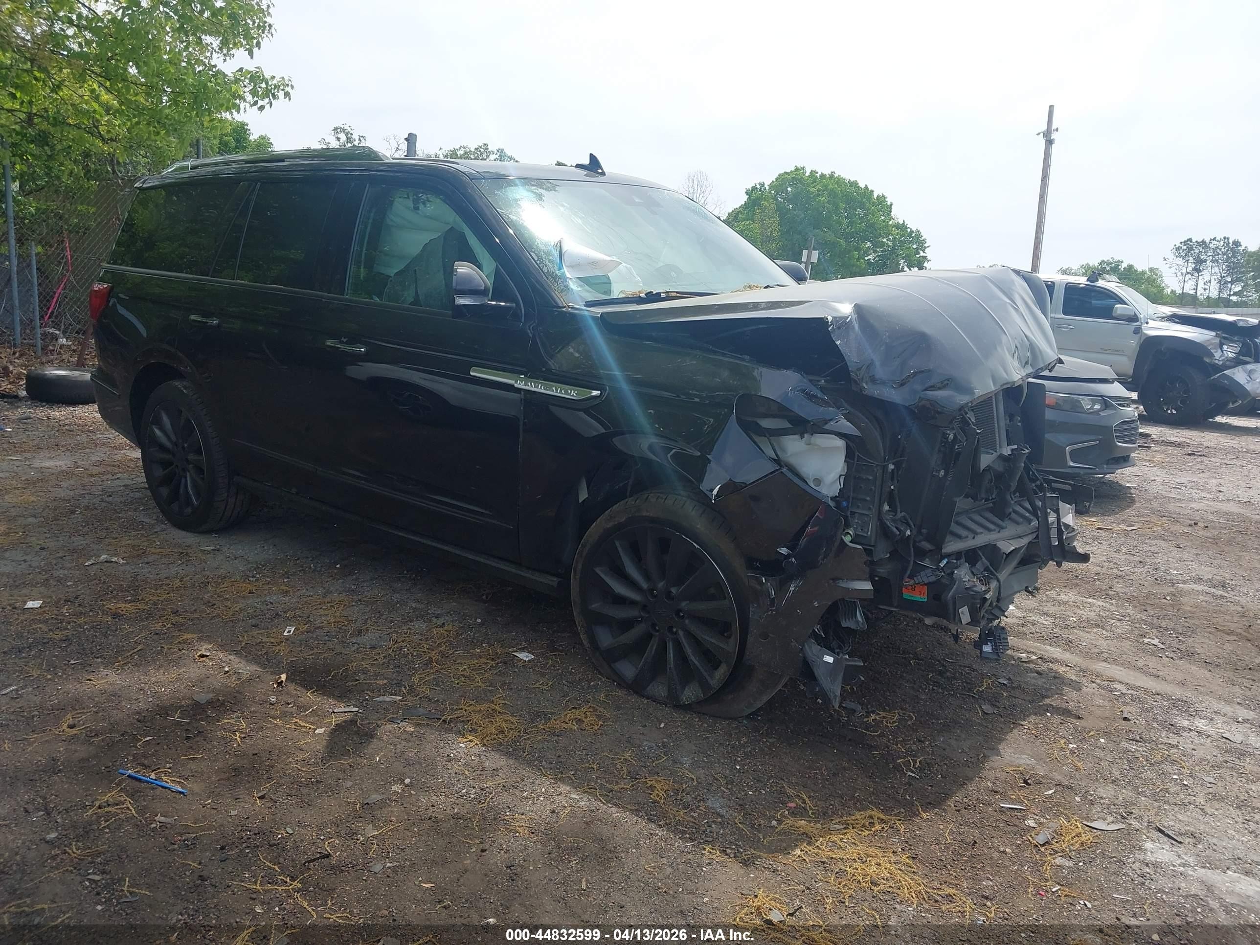 2020 Lincoln Navigator Reserve, VIN 5LMJJ2LT7LEL13596 — Front end