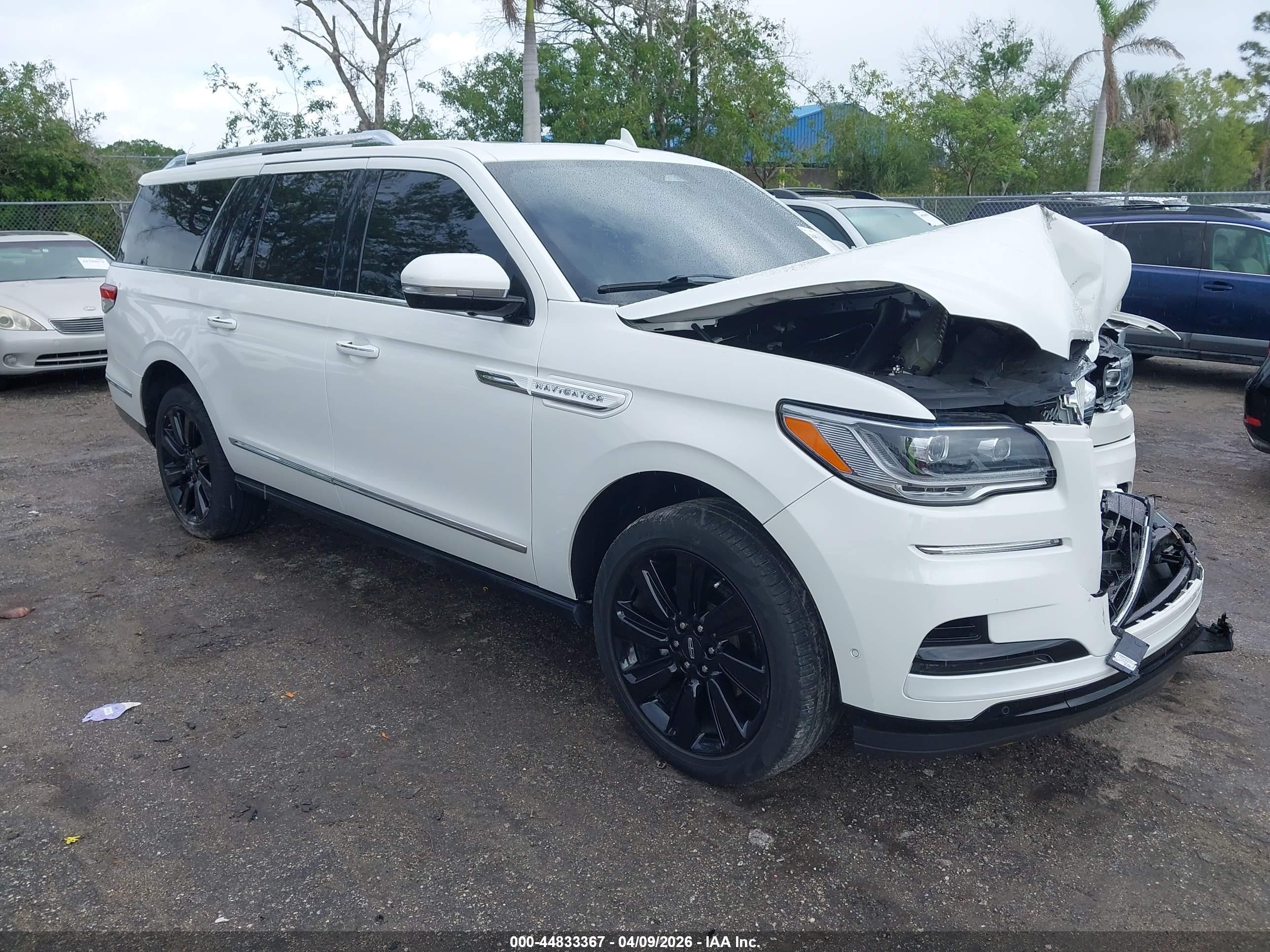 2023 Lincoln Navigator, VIN 5LMJJ3KG1PEL03288 — Front end