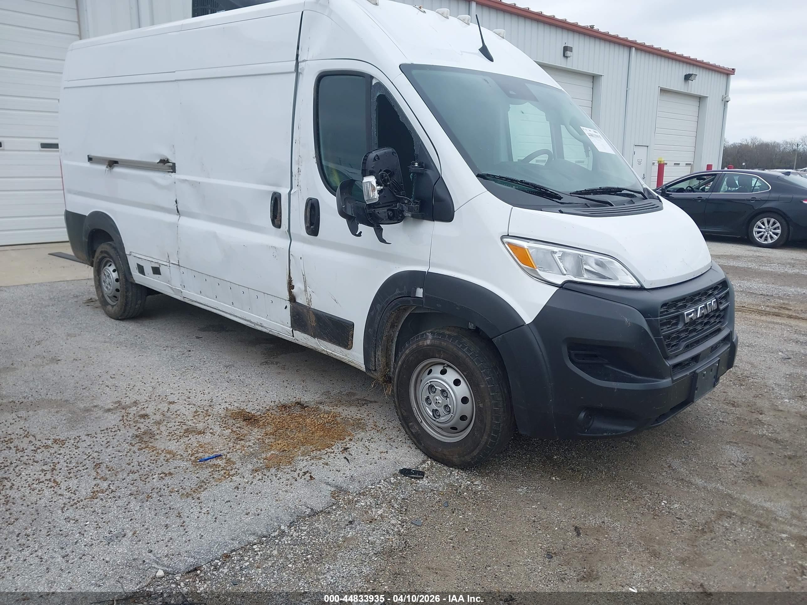 2023 Ram ProMaster Cargo, VIN 3C6LRVDG0PE565106 — Бок
