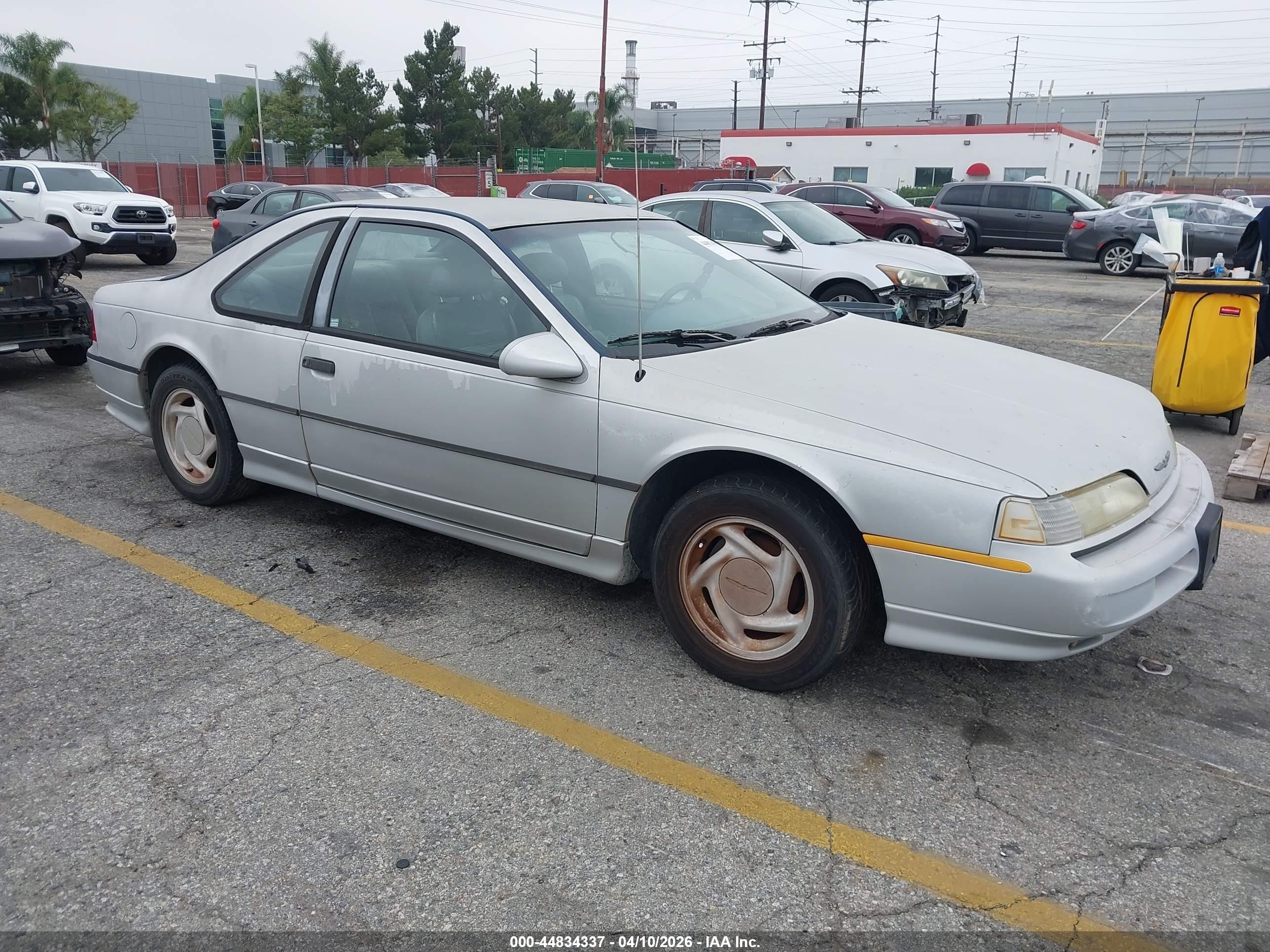 1993 Ford Thunderbird, VIN 1FAPP64R6PH138035 — Front end