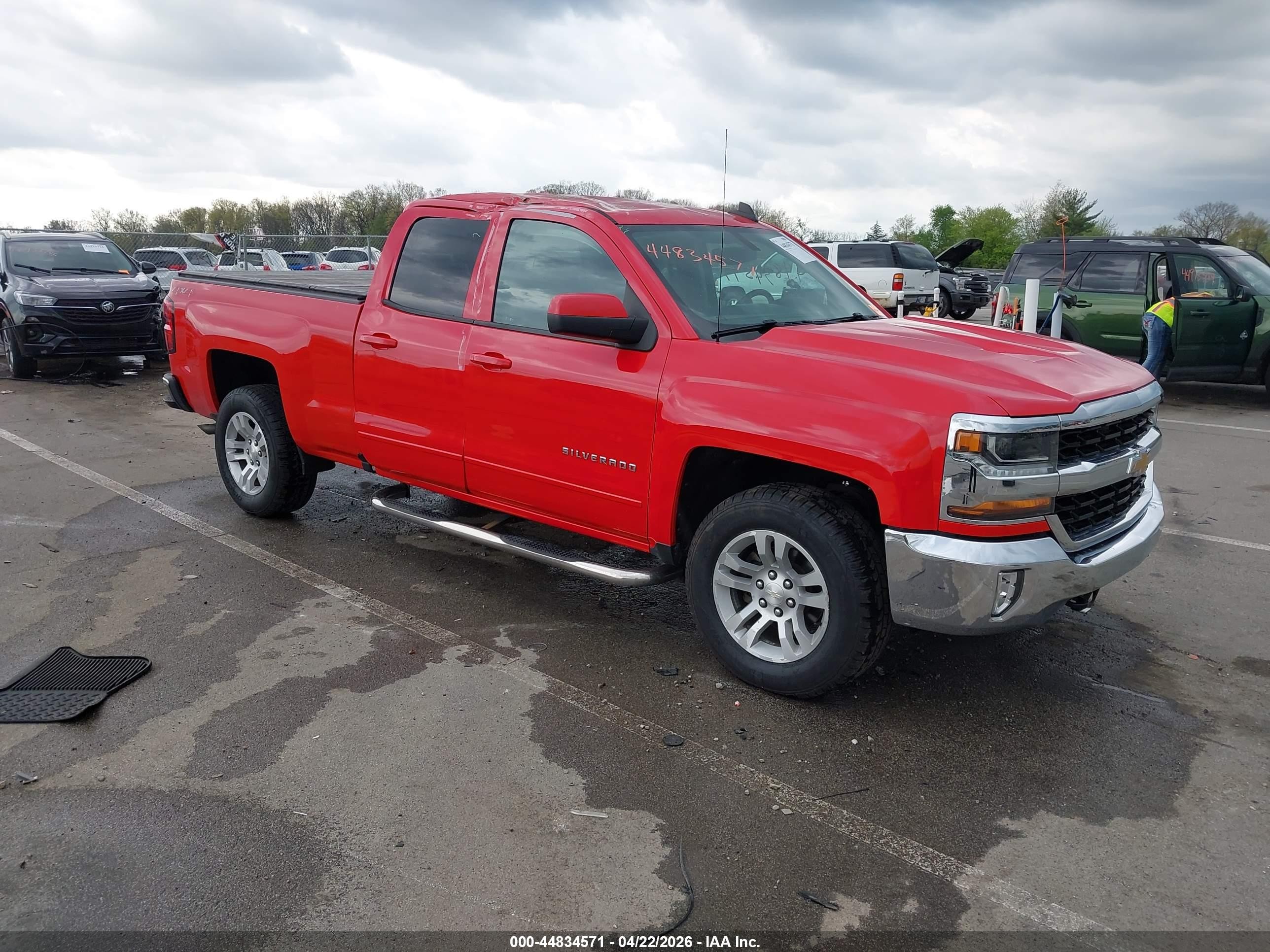 2018 Chevrolet Silverado 1500 LT, VIN 1GCVKREC2JZ242177 — Side