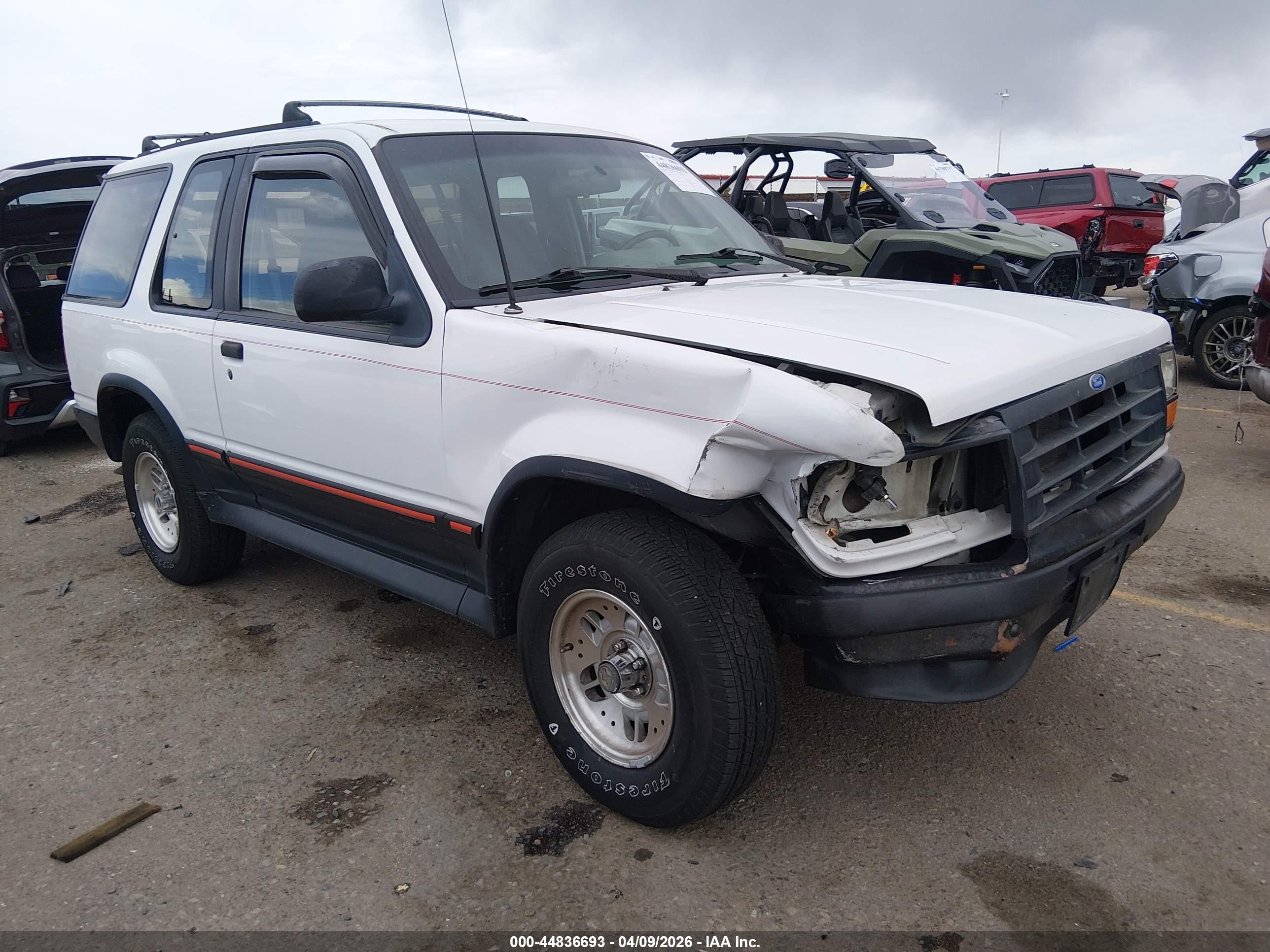 1994 Ford Explorer Eddie Bauer, VIN 1FMCU24X1RUD61887 — Front end