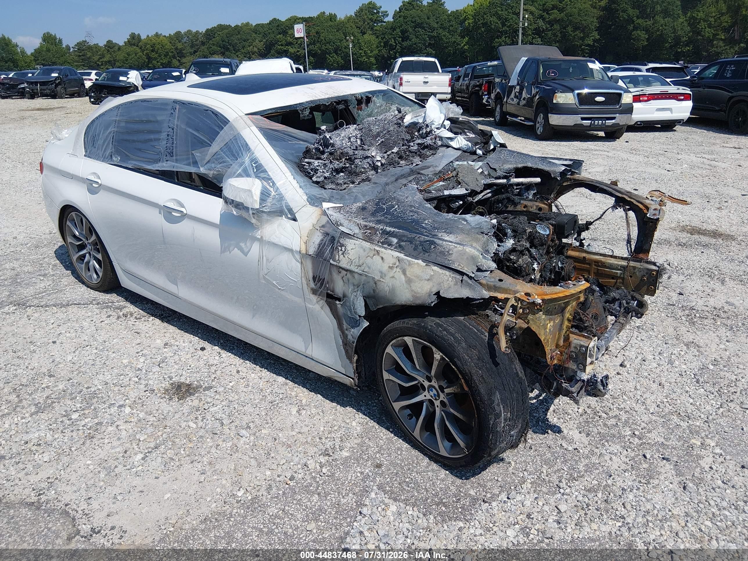 2016 BMW 5 Series 528i xDrive, VIN WBA5A7C56GG145786 — Пожар в моторном отсеке