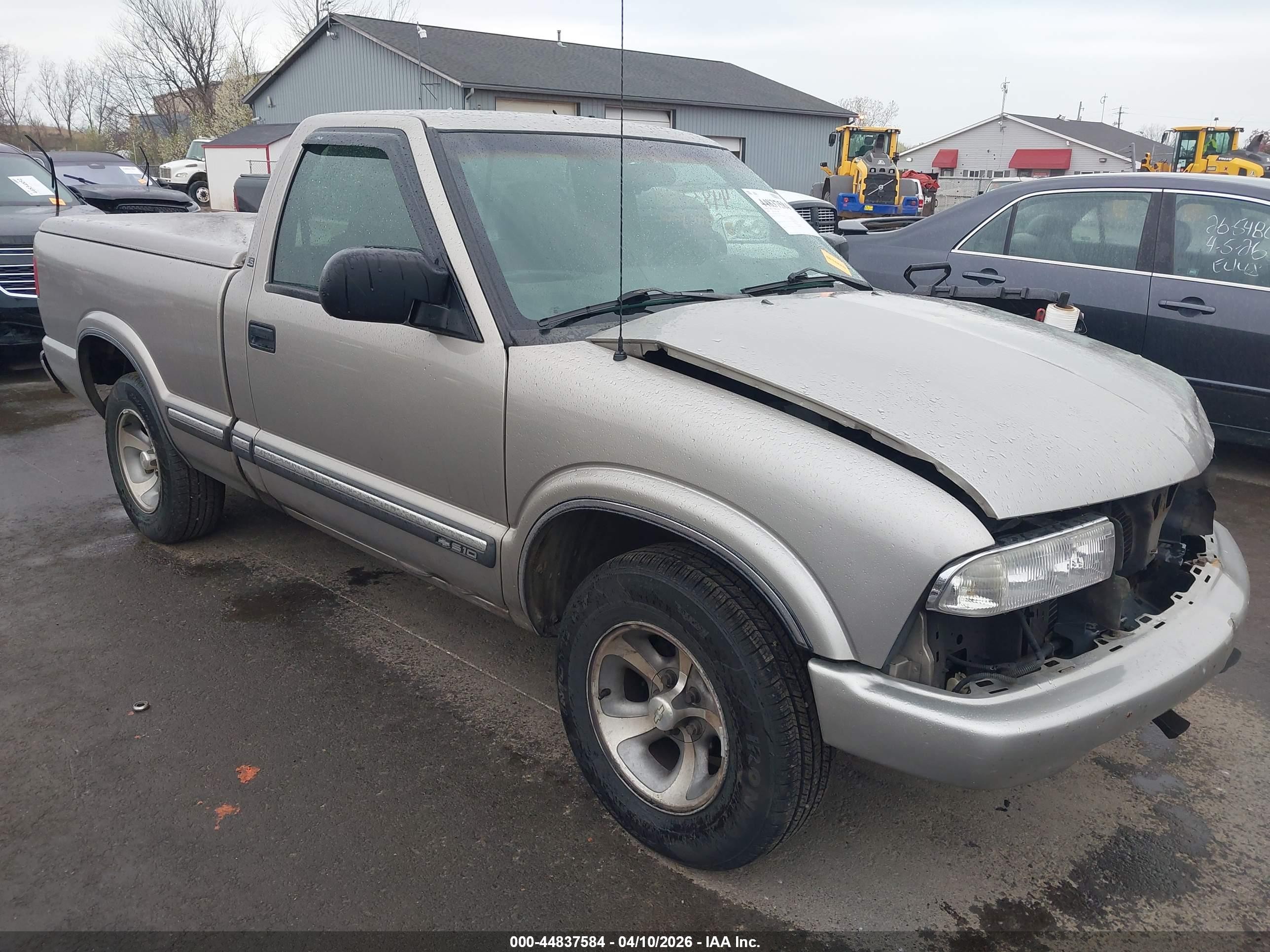 2000 Chevrolet S-10 LS, VIN 1GCCS1446YK137437 — Front end