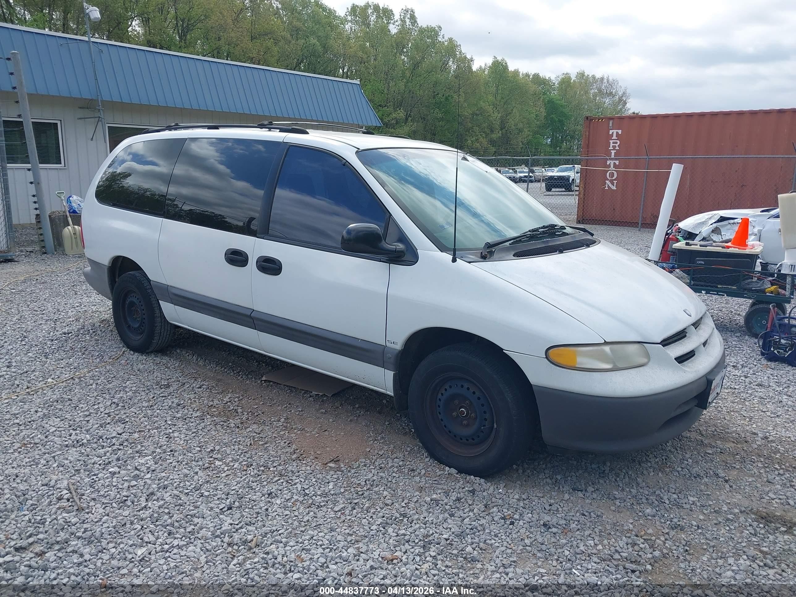 1996 Dodge Caravan SE, VIN 1B4GP44R1TB272704 — Front end