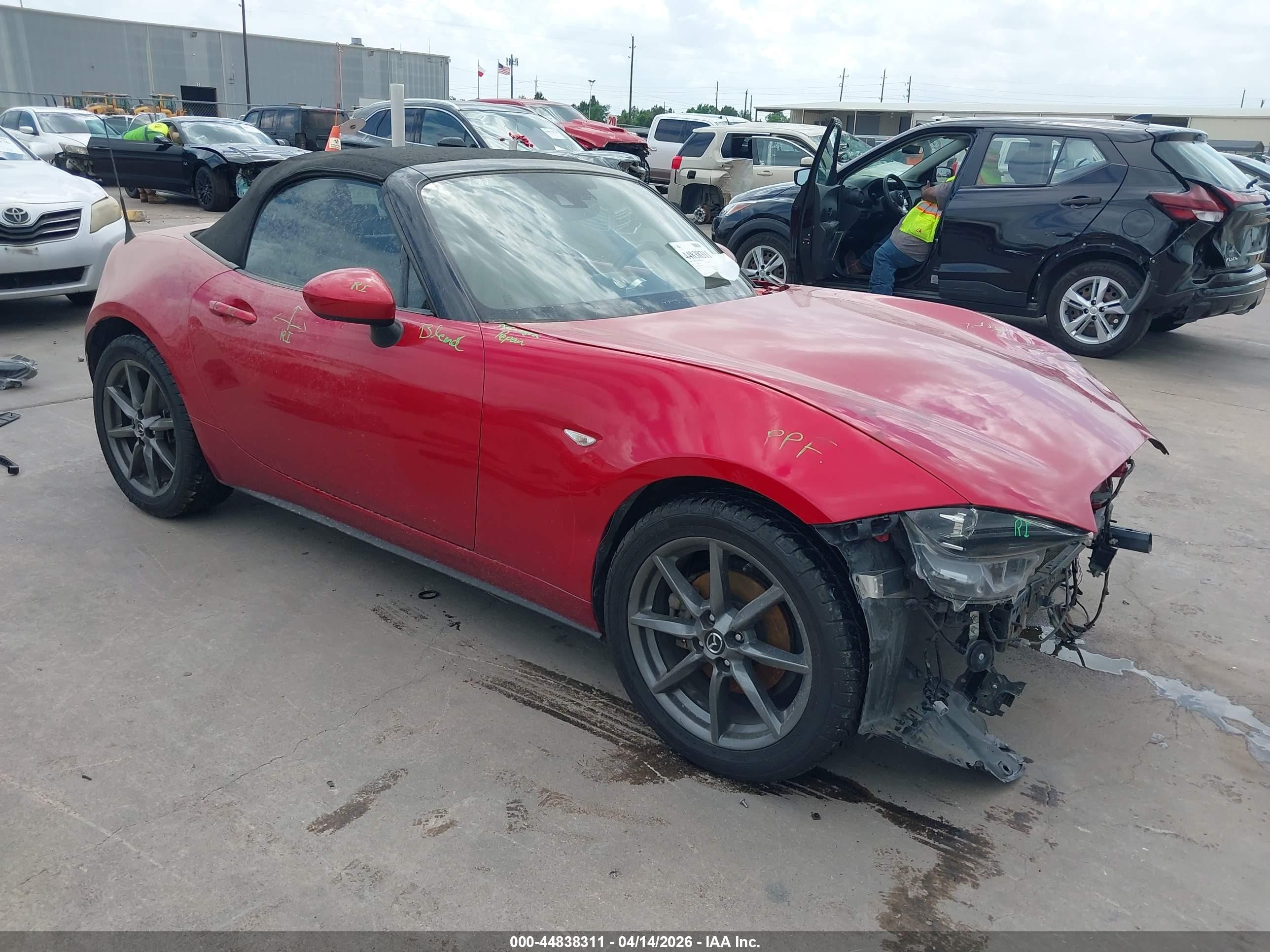 2016 Mazda MX-5 Miata Grand Touring, VIN JM1NDAD76G0100217 — Front end