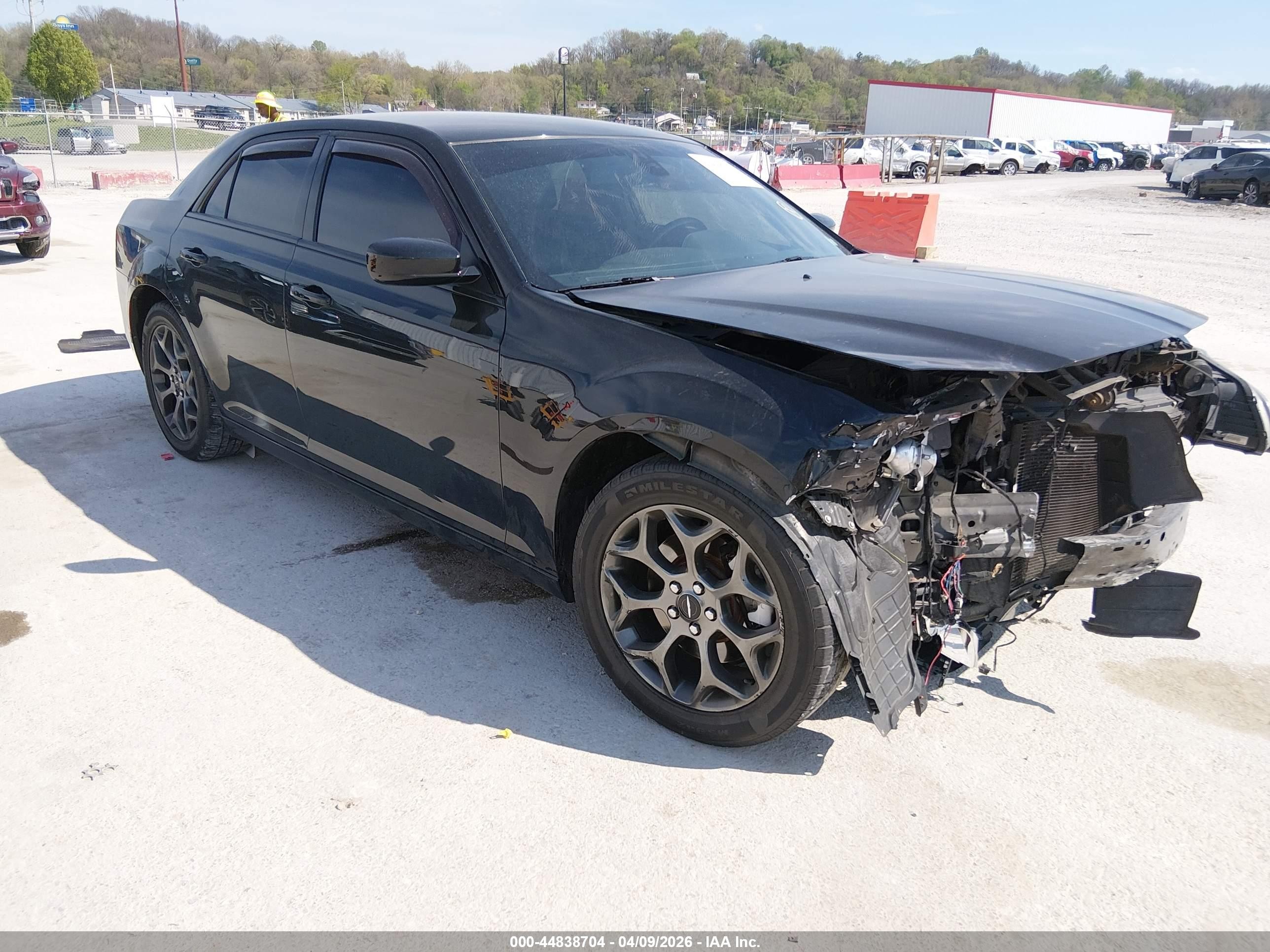 2017 Chrysler 300 S, VIN 2C3CCAGG6HH597616 — Перед
